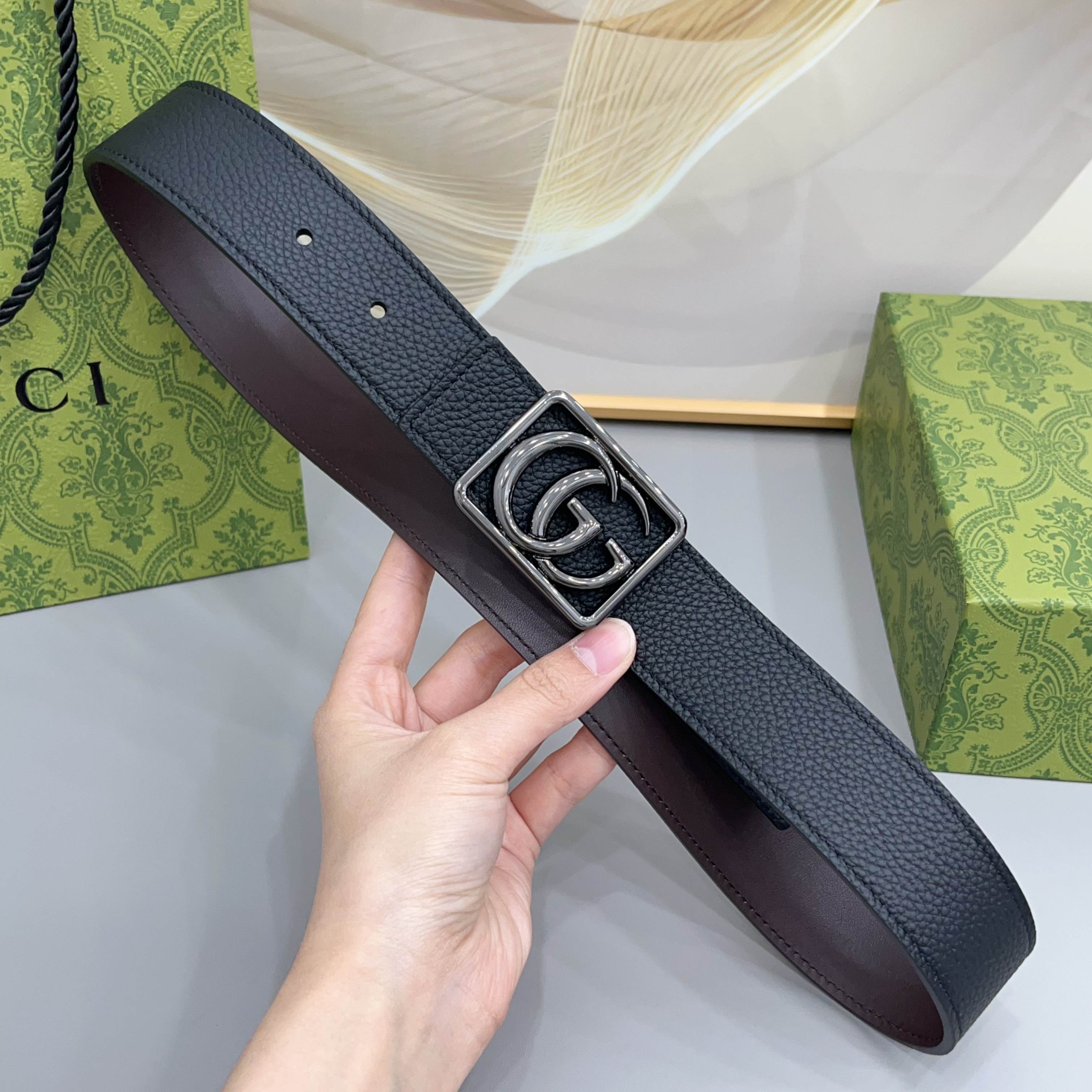 Gucci 古驰 3.5cmGG 马蒙系列推出了一款以档案资料为灵感的廓形设计，搭配镶有双 G 字样的框