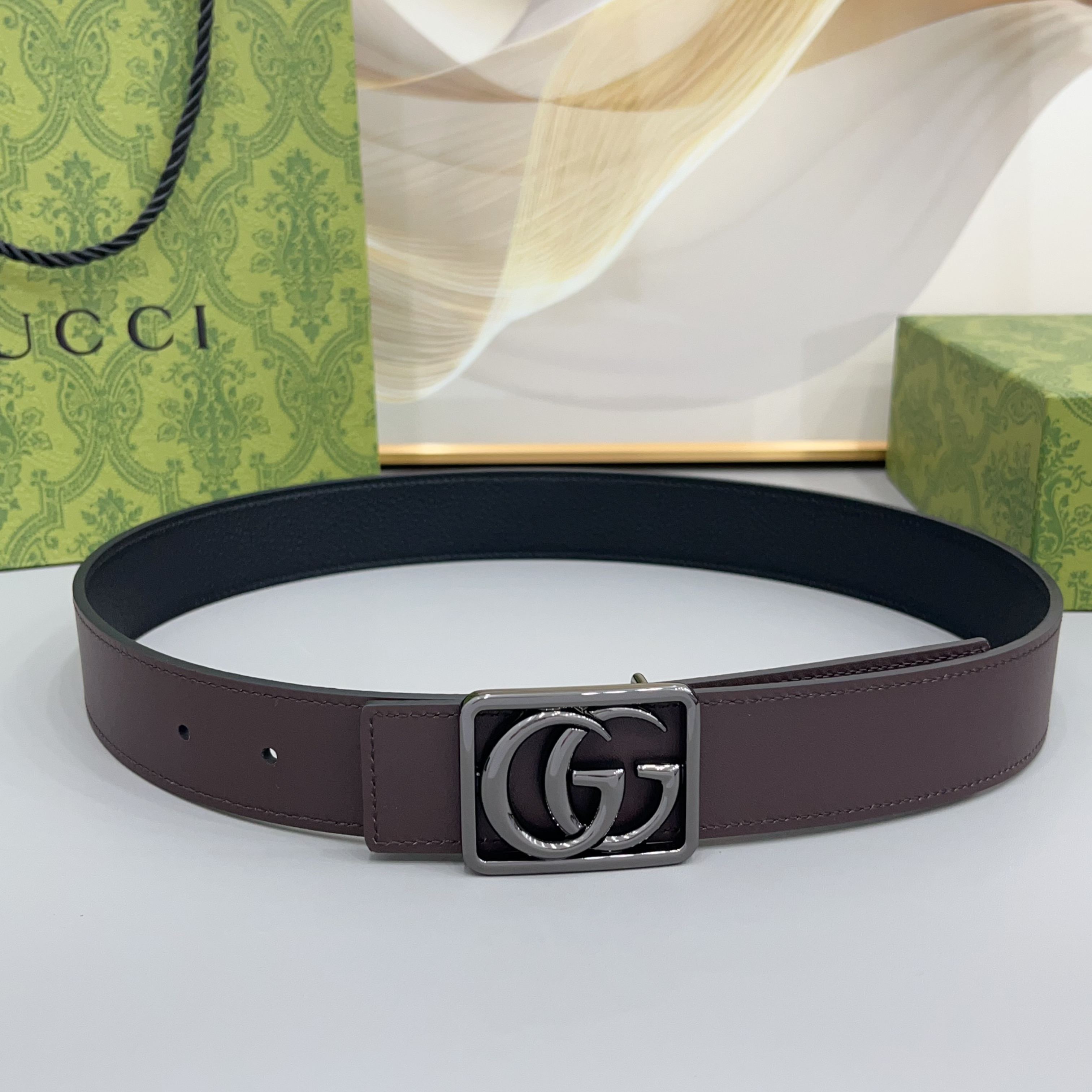 Gucci 古驰 3.5cmGG 马蒙系列推出了一款以档案资料为灵感的廓形设计，搭配镶有双 G 字样的框