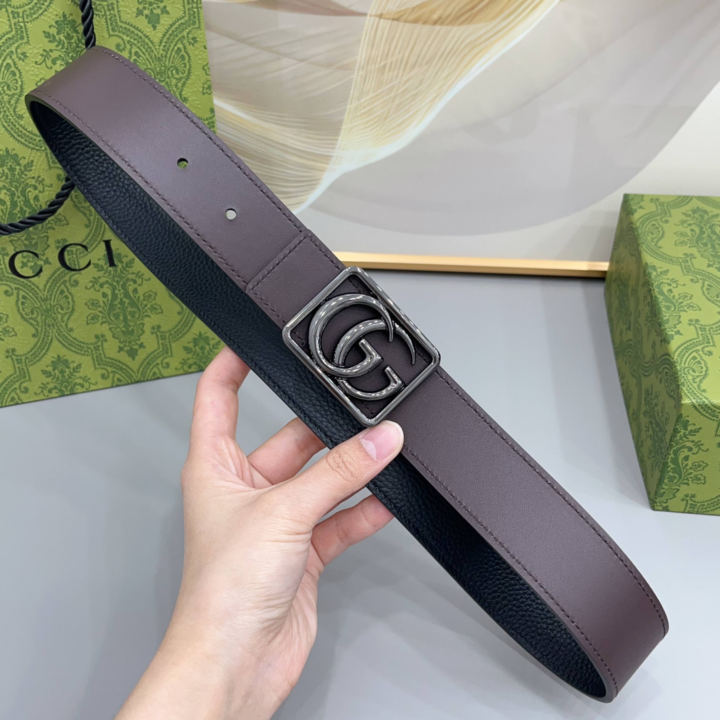 Gucci 古驰 3.5cmGG 马蒙系列推出了一款以档案资料为灵感的廓形设计，搭配镶有双 G 字样的框