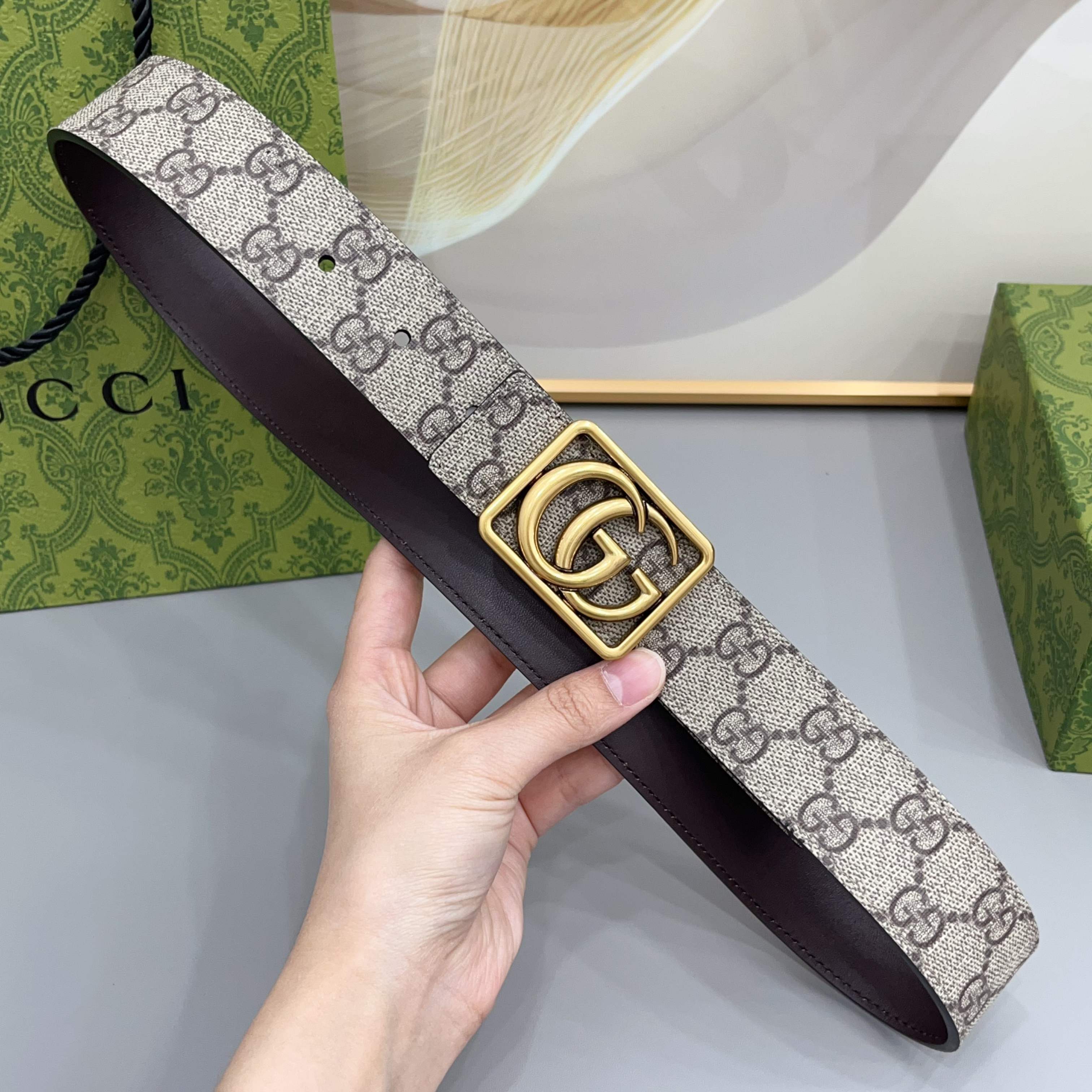 Gucci 古驰 3.5cmGG 马蒙系列推出了一款以档案资料为灵感的廓形设计，搭配镶有双 G 字样的框