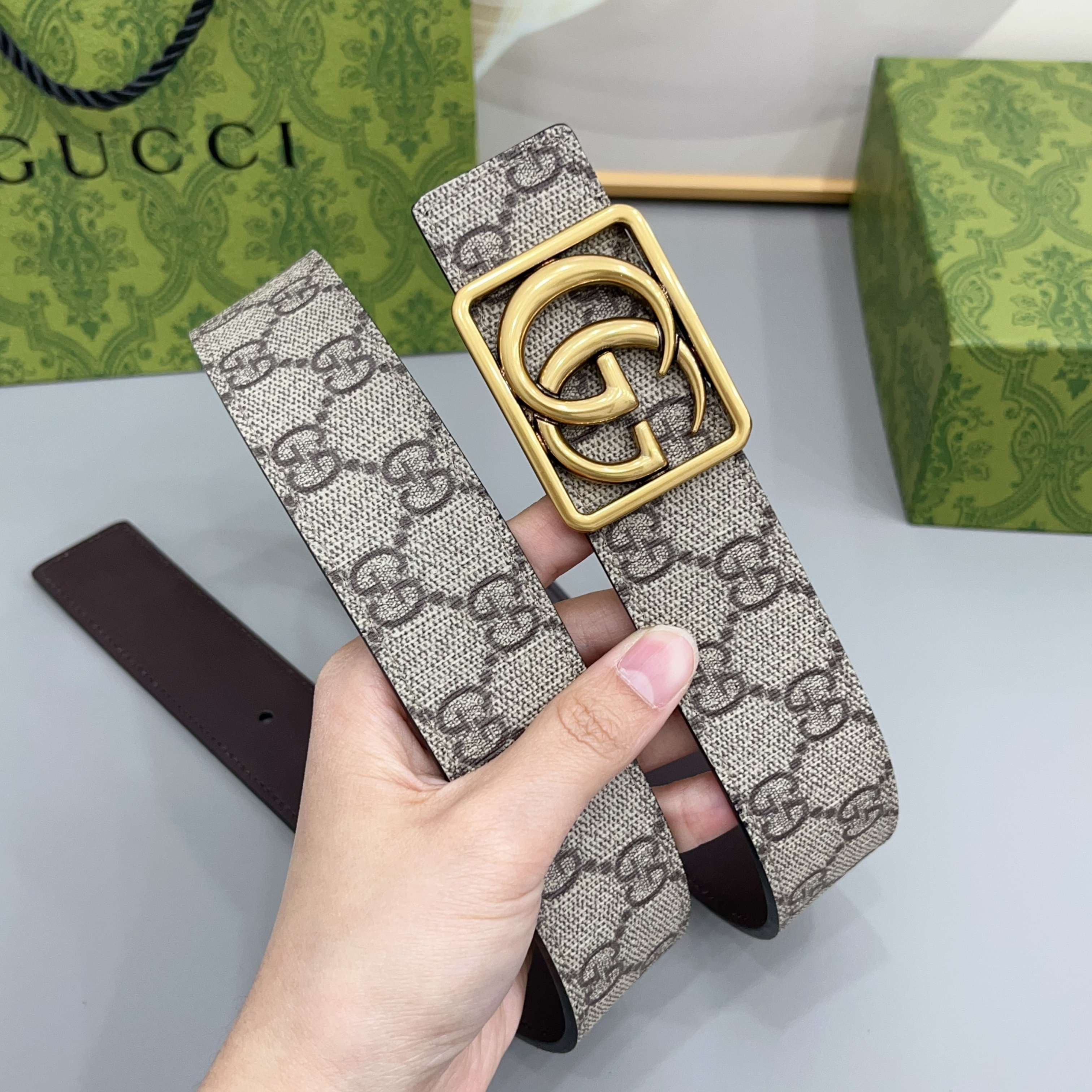 Gucci 古驰 3.5cmGG 马蒙系列推出了一款以档案资料为灵感的廓形设计，搭配镶有双 G 字样的框