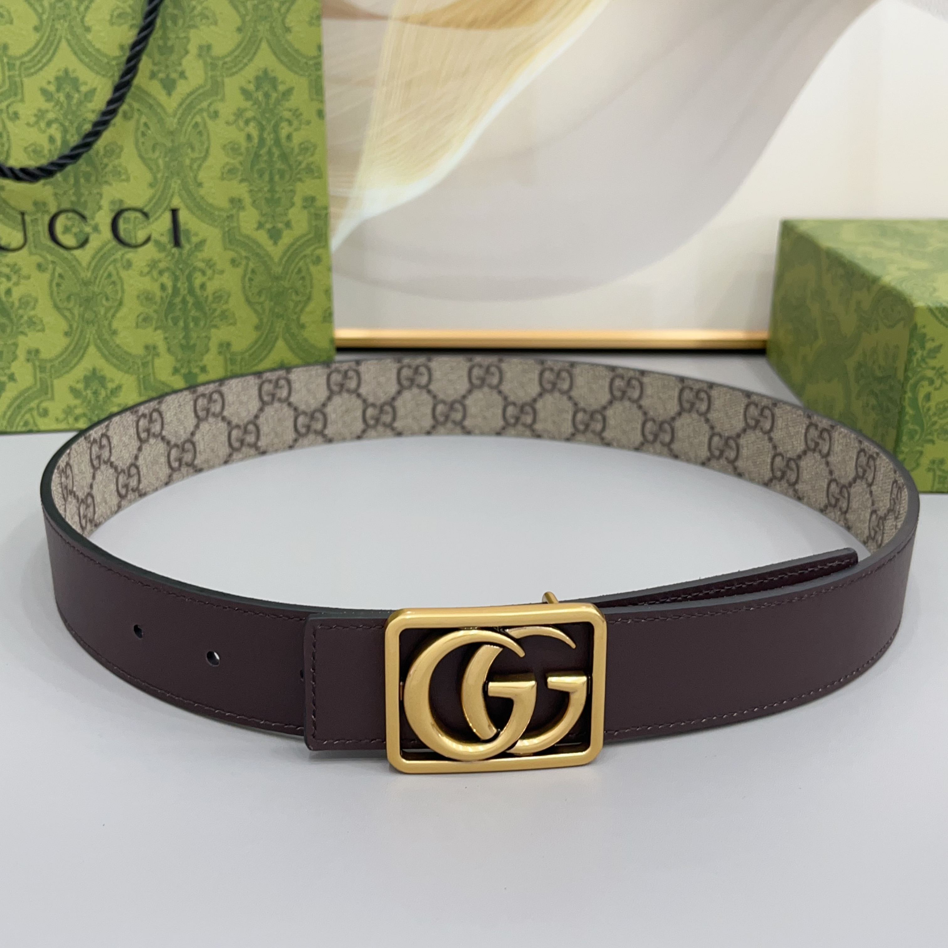 Gucci 古驰 3.5cmGG 马蒙系列推出了一款以档案资料为灵感的廓形设计，搭配镶有双 G 字样的框