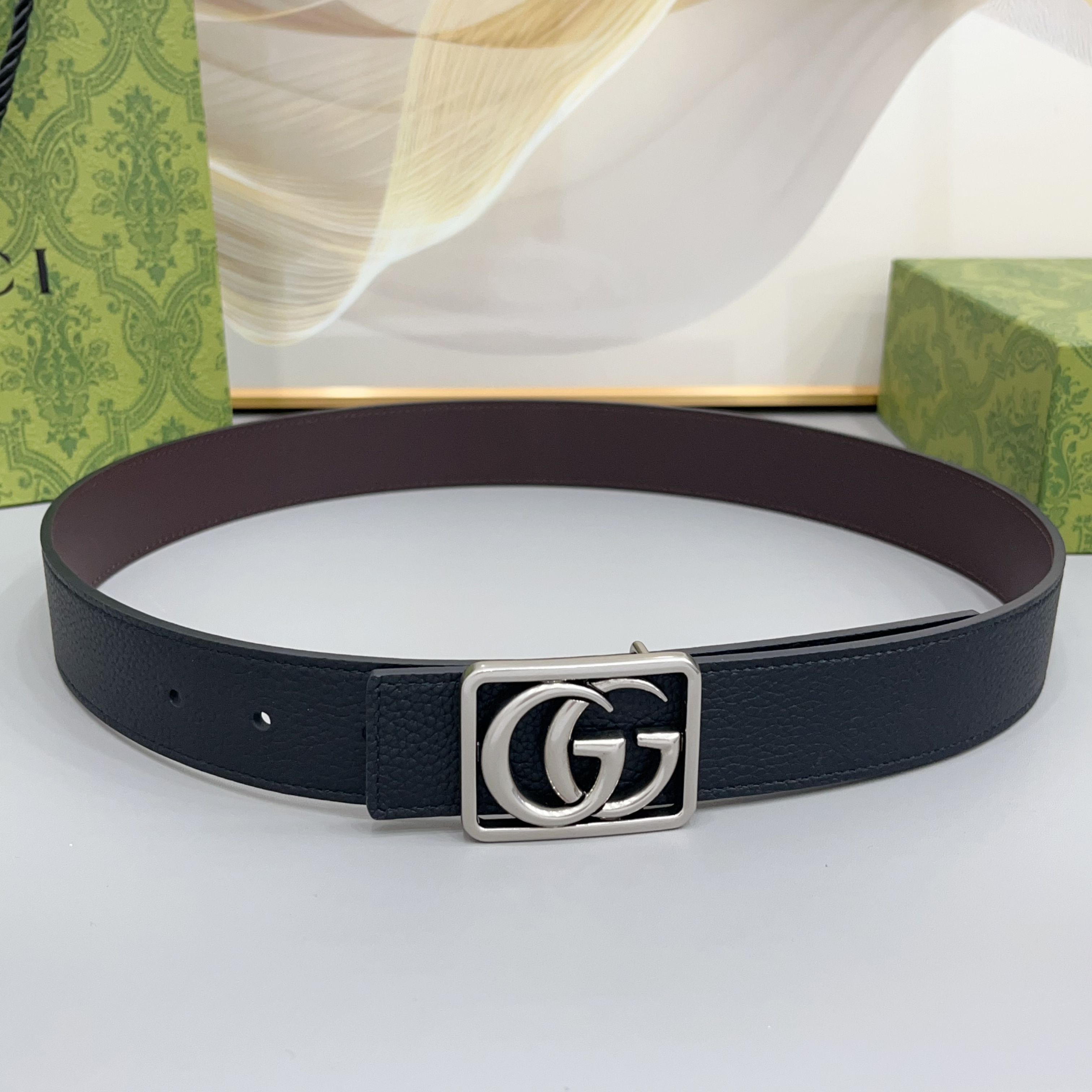 Gucci 古驰 3.5cmGG 马蒙系列推出了一款以档案资料为灵感的廓形设计，搭配镶有双 G 字样的框