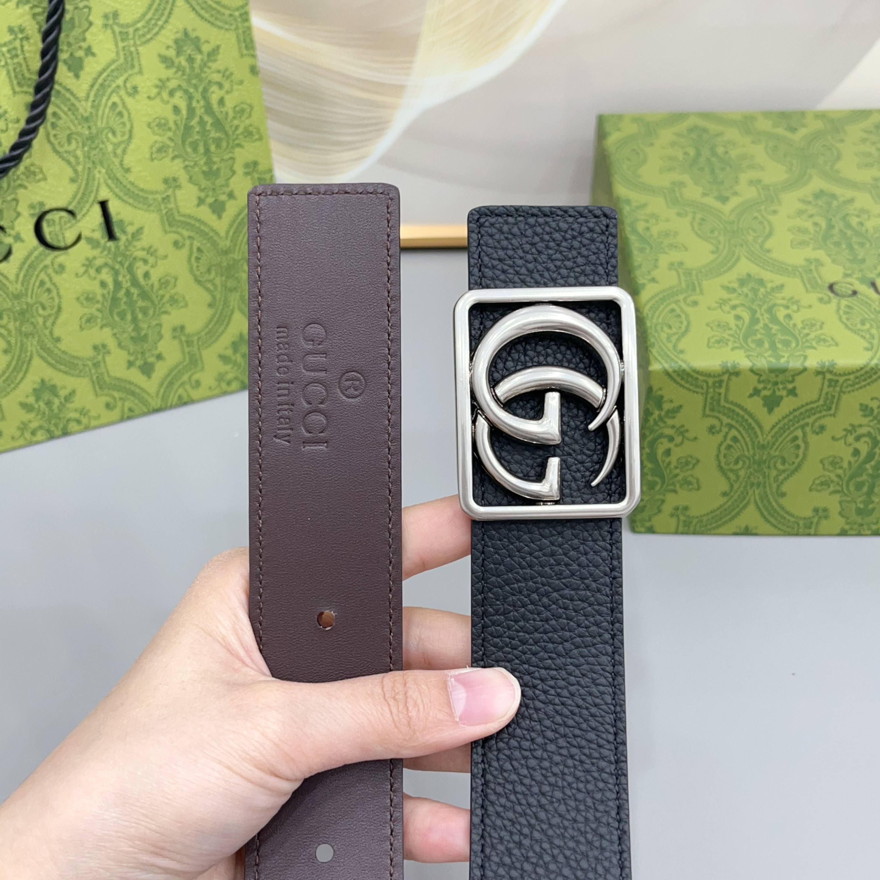 Gucci 古驰 3.5cmGG 马蒙系列推出了一款以档案资料为灵感的廓形设计，搭配镶有双 G 字样的框