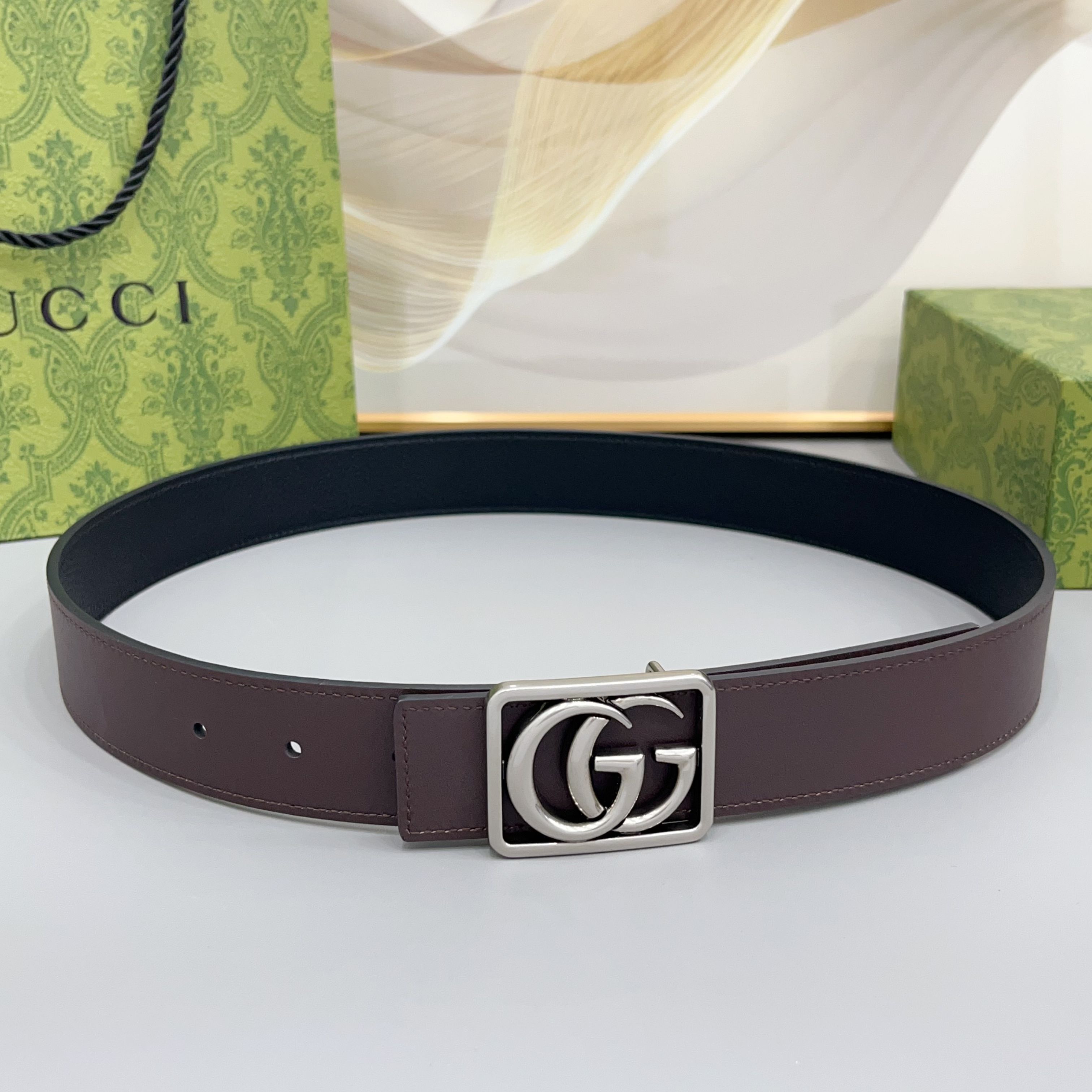 Gucci 古驰 3.5cmGG 马蒙系列推出了一款以档案资料为灵感的廓形设计，搭配镶有双 G 字样的框