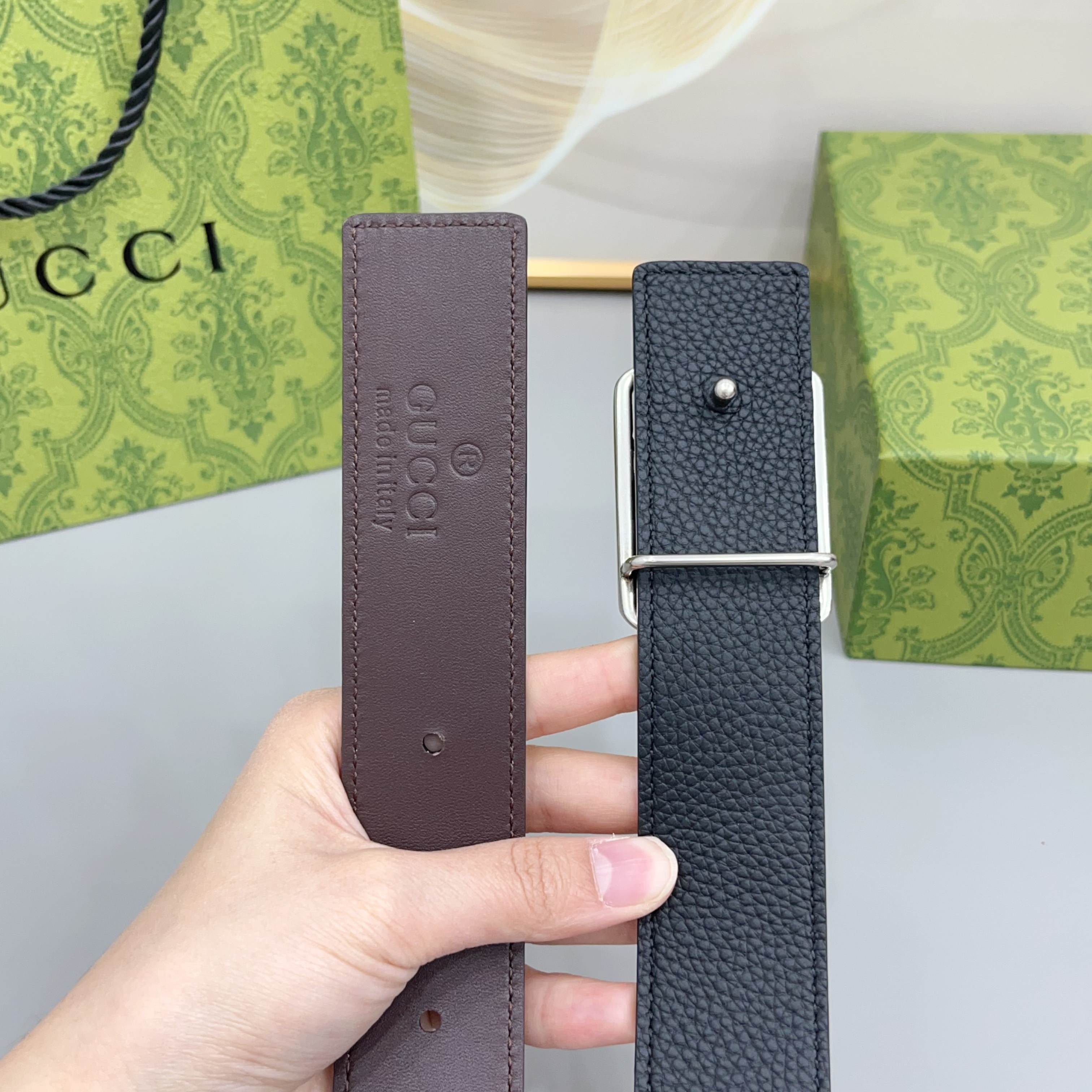 Gucci 古驰 3.5cmGG 马蒙系列推出了一款以档案资料为灵感的廓形设计，搭配镶有双 G 字样的框