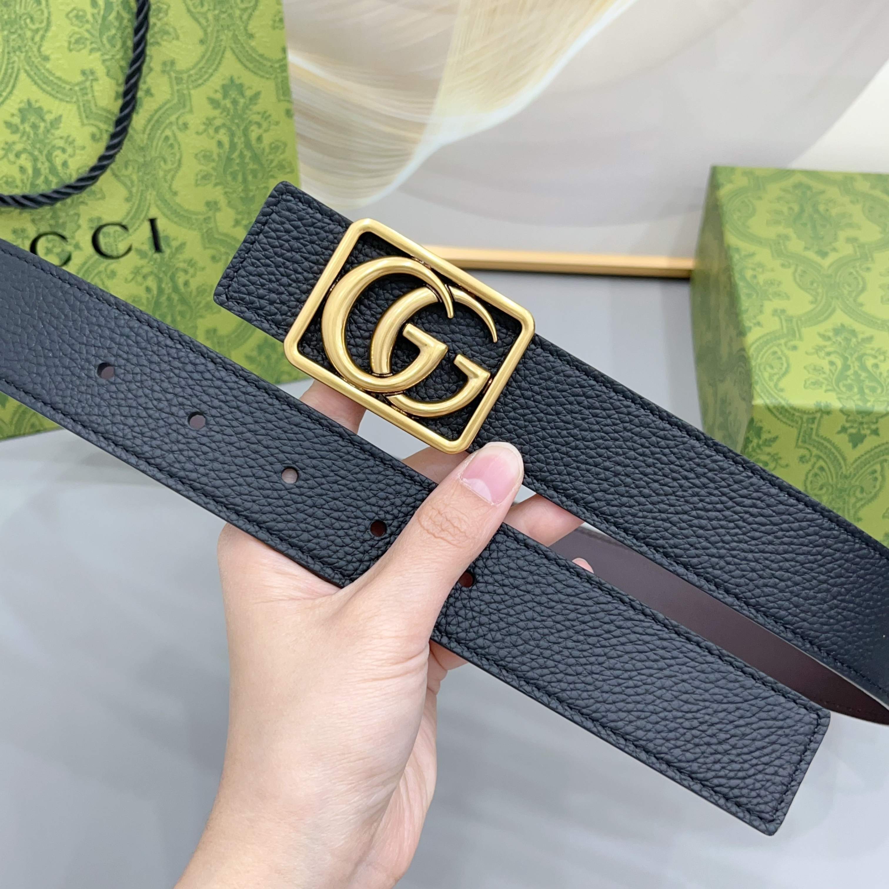 Gucci 古驰 3.5cmGG 马蒙系列推出了一款以档案资料为灵感的廓形设计，搭配镶有双 G 字样的框