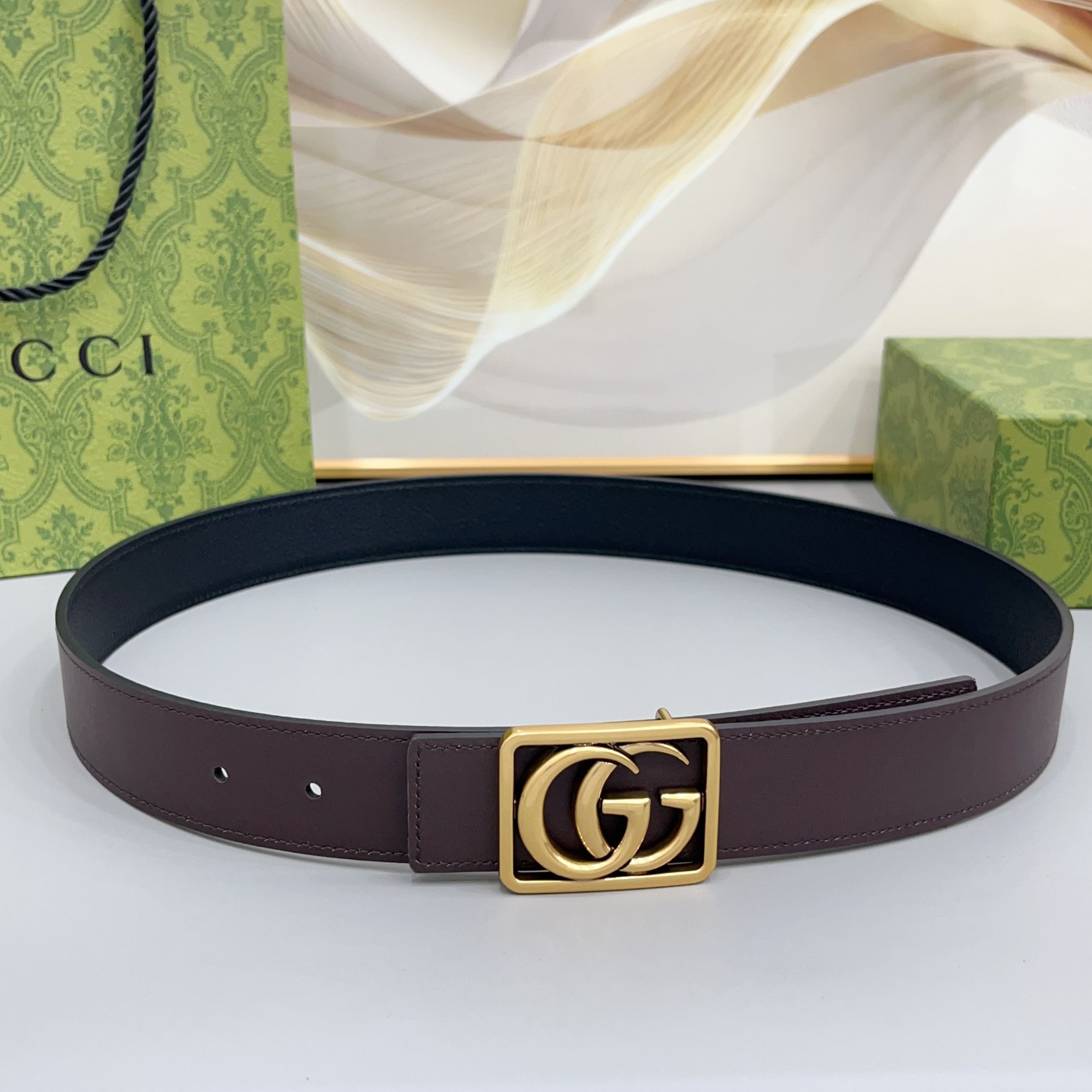 Gucci 古驰 3.5cmGG 马蒙系列推出了一款以档案资料为灵感的廓形设计，搭配镶有双 G 字样的框