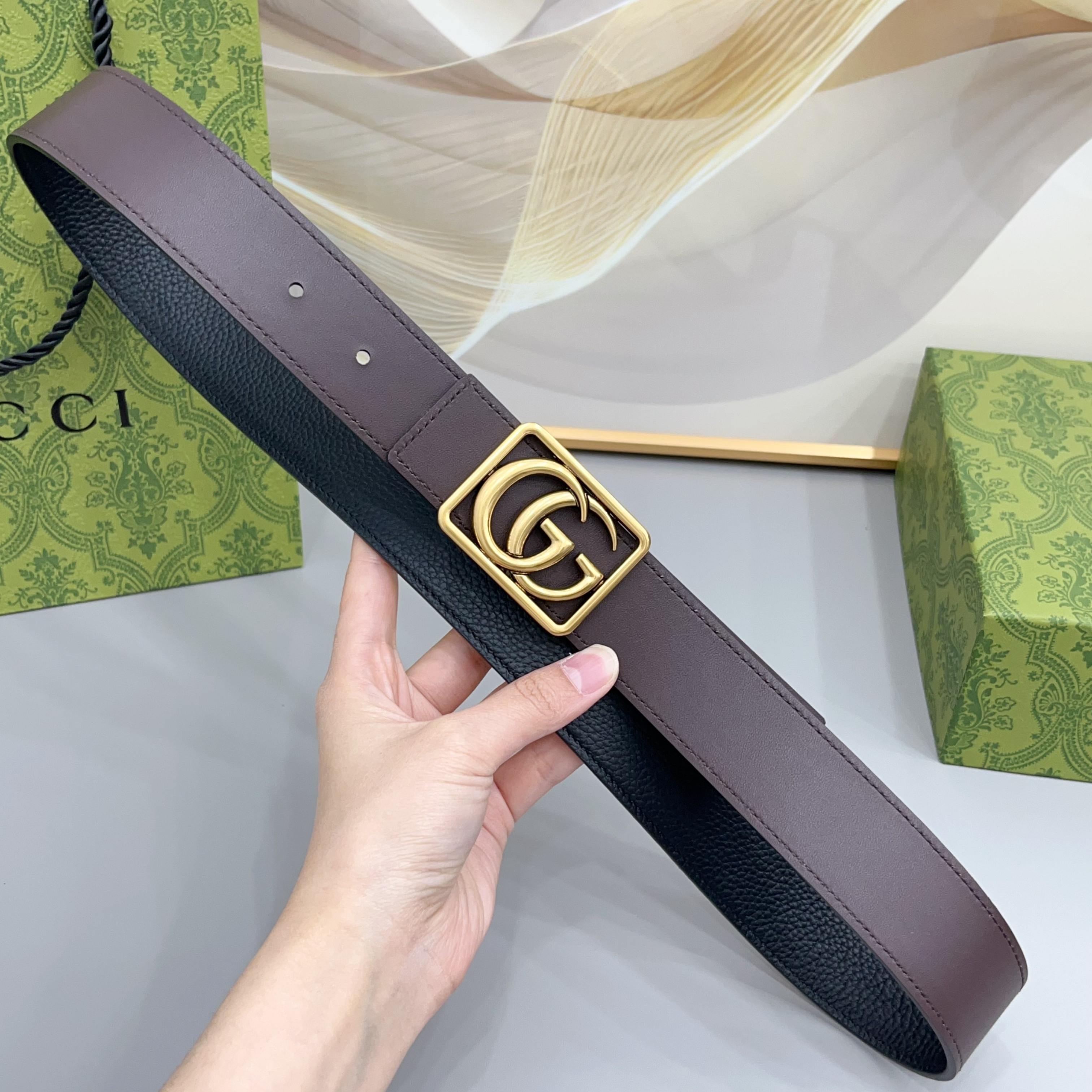 Gucci 古驰 3.5cmGG 马蒙系列推出了一款以档案资料为灵感的廓形设计，搭配镶有双 G 字样的框