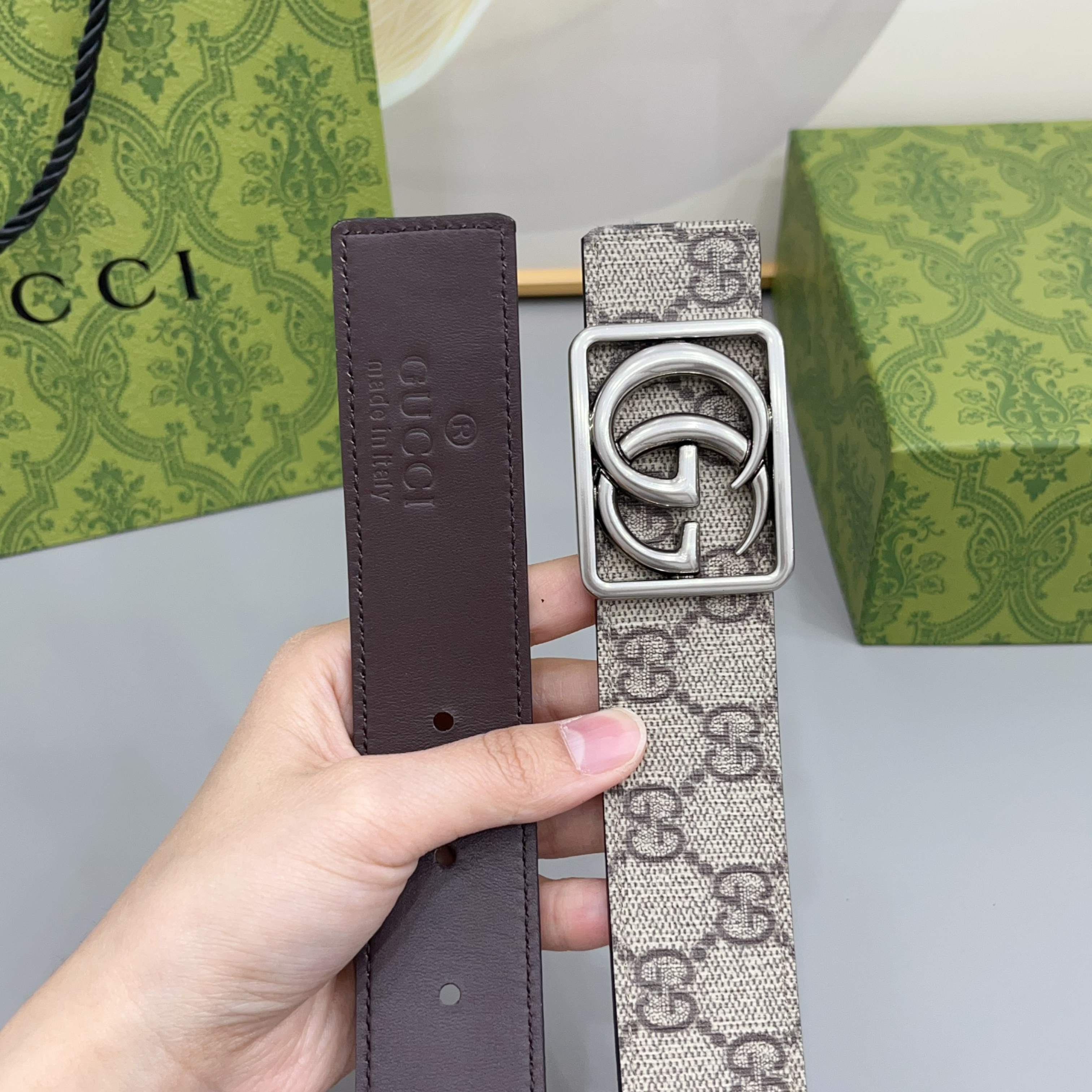 Gucci 古驰 3.5cmGG 马蒙系列推出了一款以档案资料为灵感的廓形设计，搭配镶有双 G 字样的框