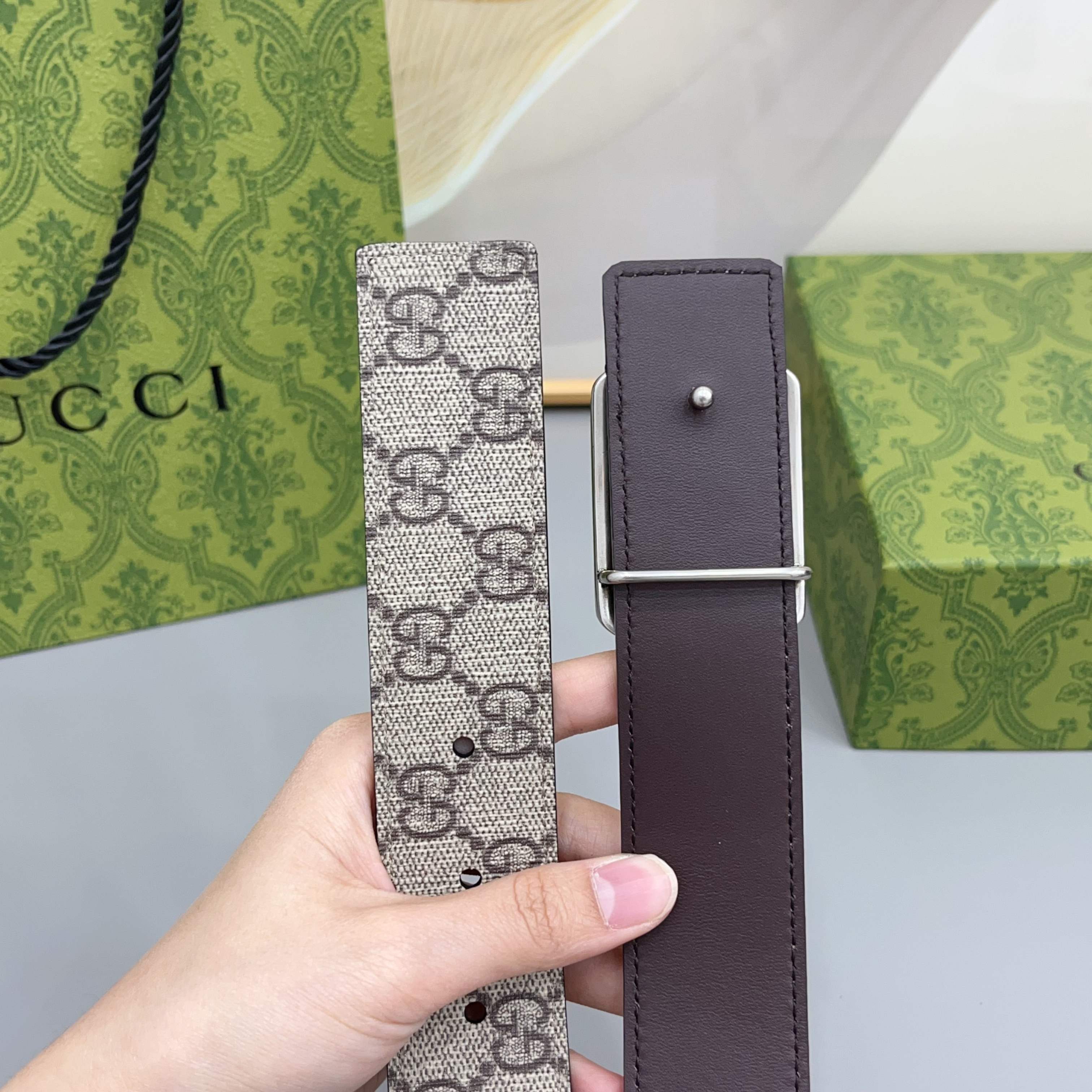 Gucci 古驰 3.5cmGG 马蒙系列推出了一款以档案资料为灵感的廓形设计，搭配镶有双 G 字样的框