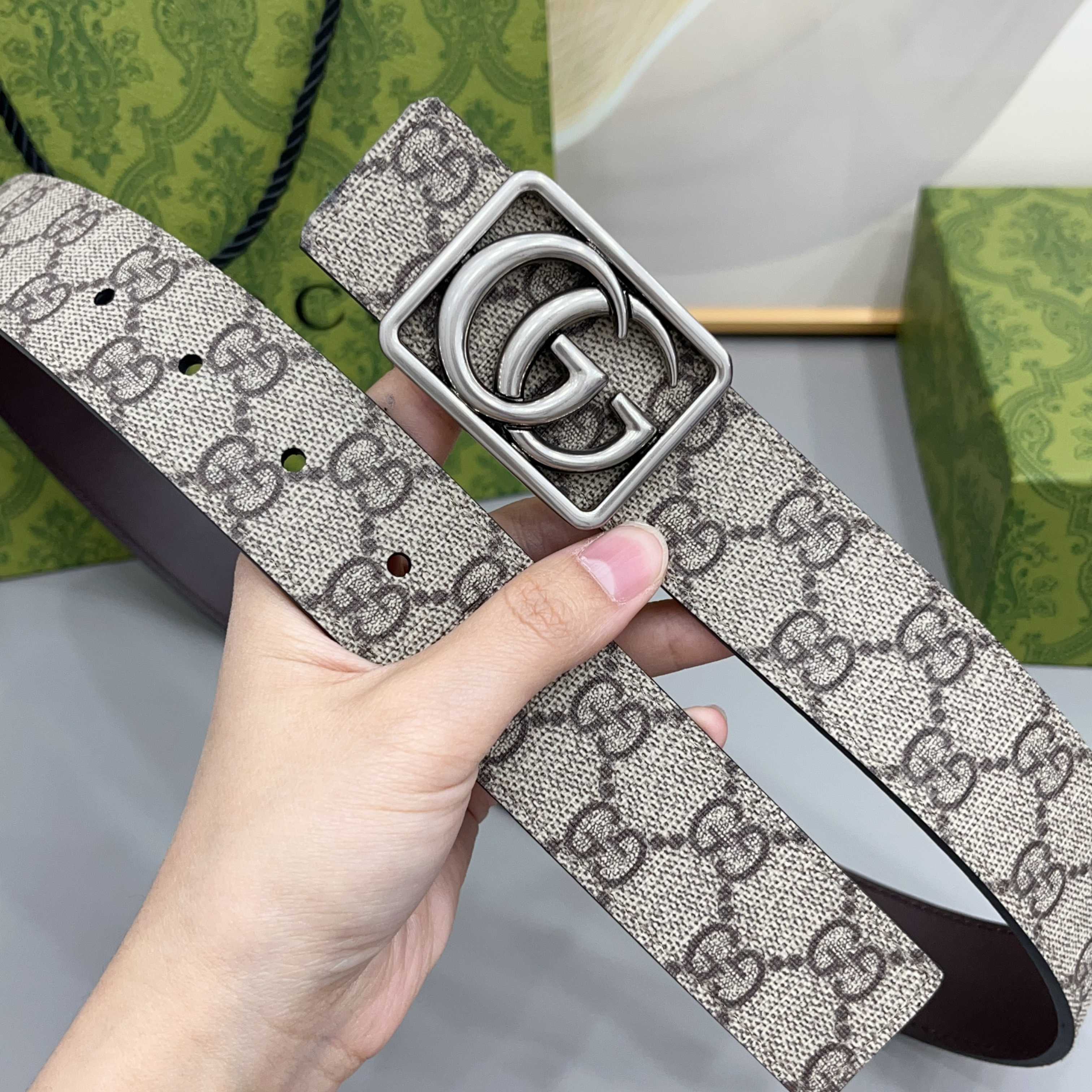 Gucci 古驰 3.5cmGG 马蒙系列推出了一款以档案资料为灵感的廓形设计，搭配镶有双 G 字样的框