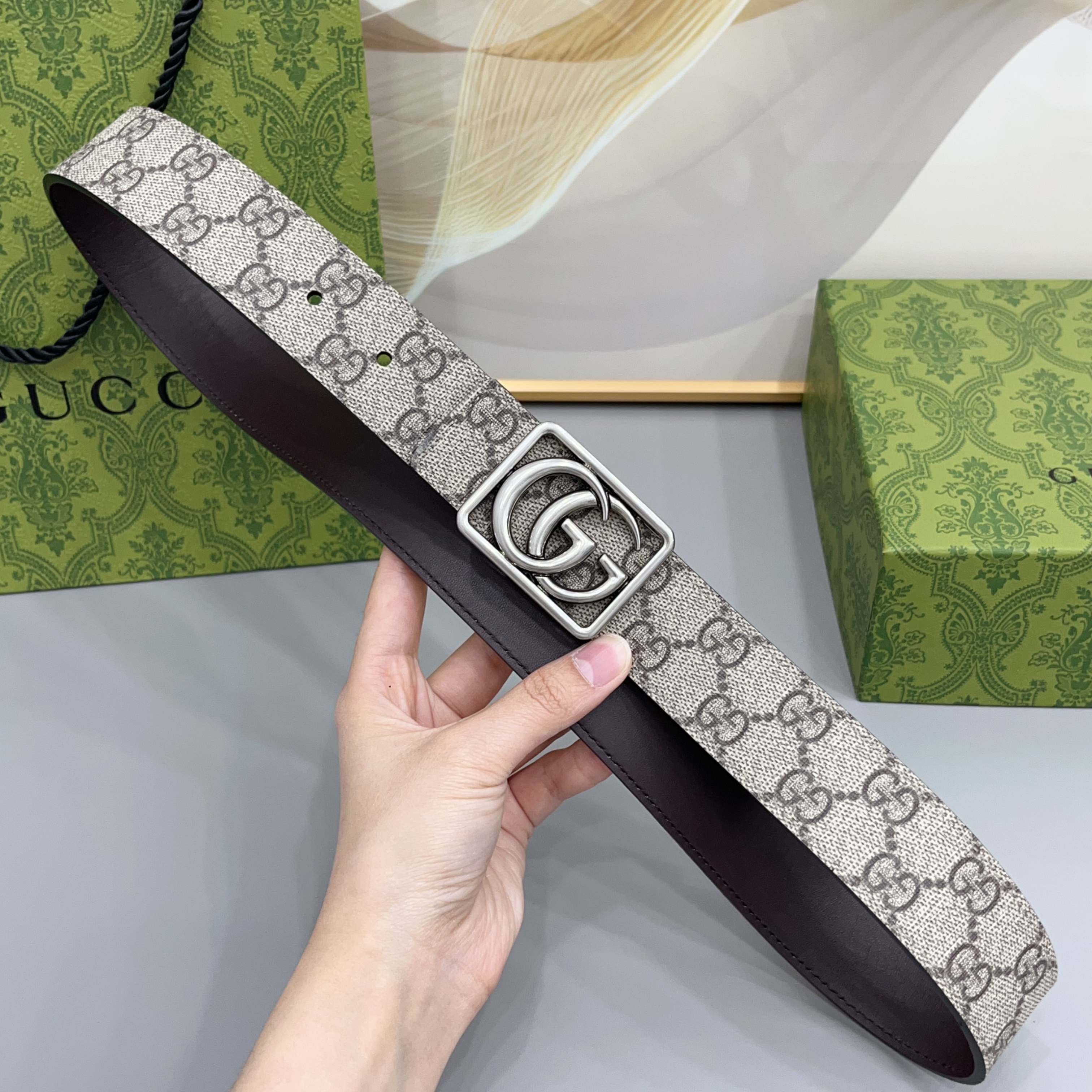 Gucci 古驰 3.5cmGG 马蒙系列推出了一款以档案资料为灵感的廓形设计，搭配镶有双 G 字样的框