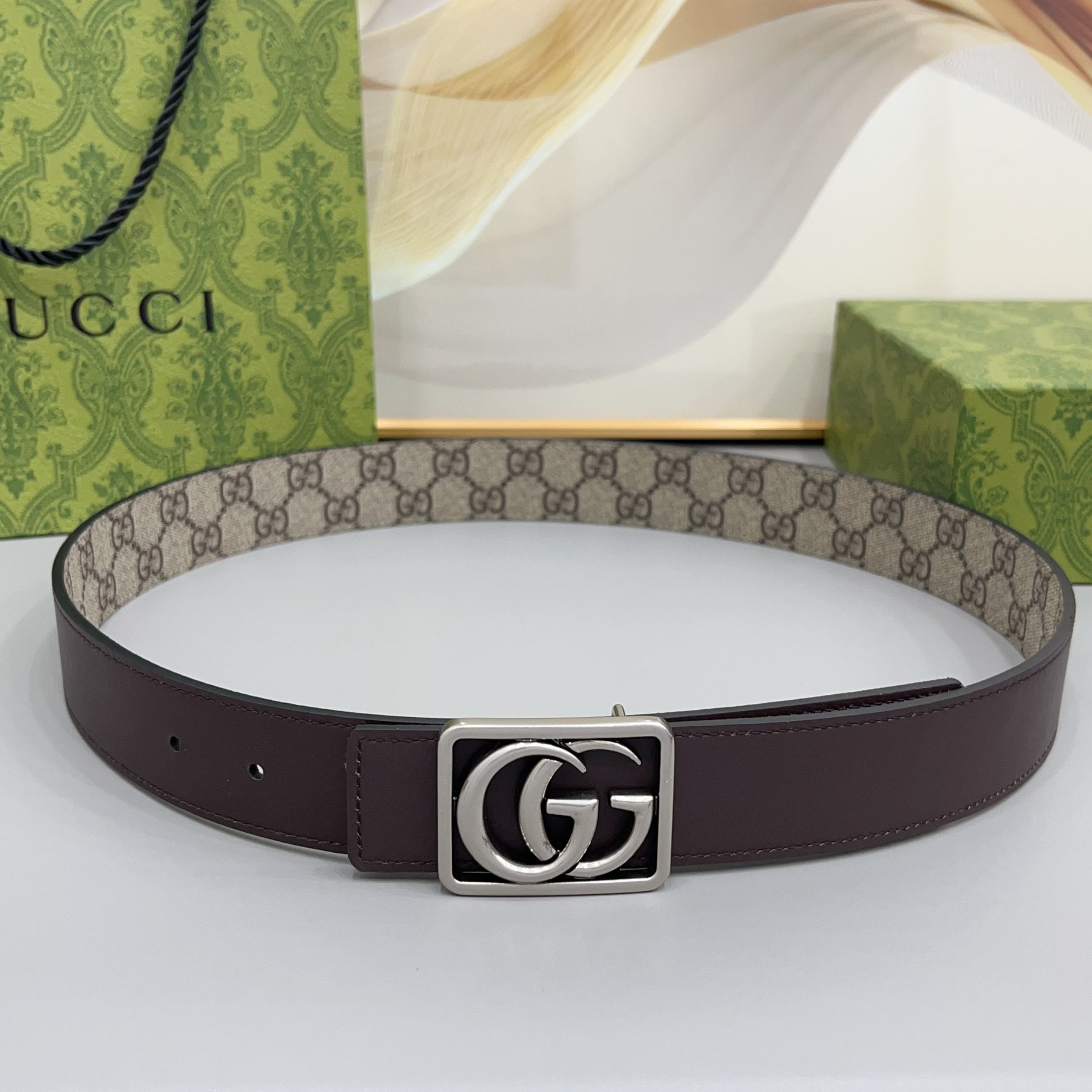 Gucci 古驰 3.5cmGG 马蒙系列推出了一款以档案资料为灵感的廓形设计，搭配镶有双 G 字样的框