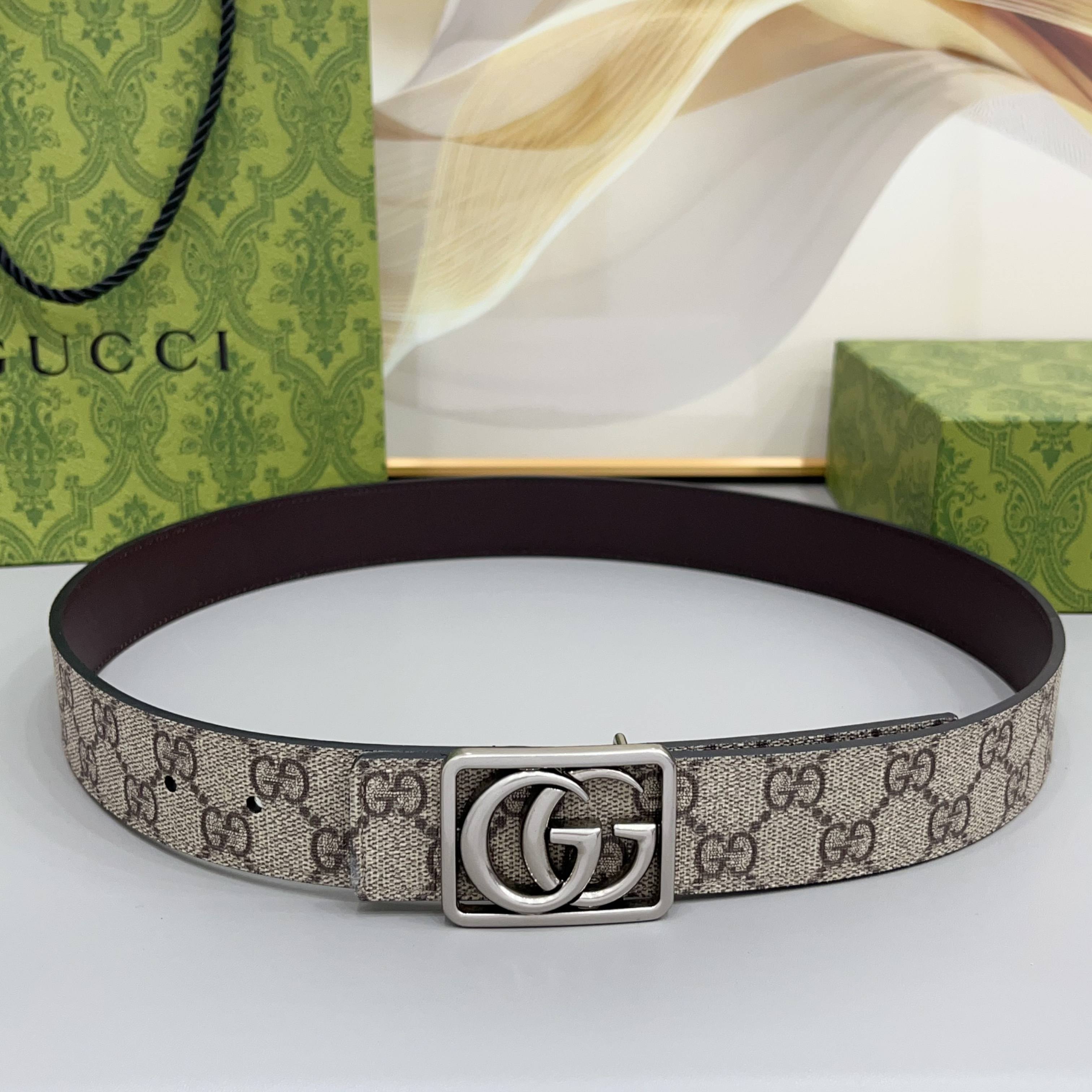 Gucci 古驰 3.5cmGG 马蒙系列推出了一款以档案资料为灵感的廓形设计，搭配镶有双 G 字样的框