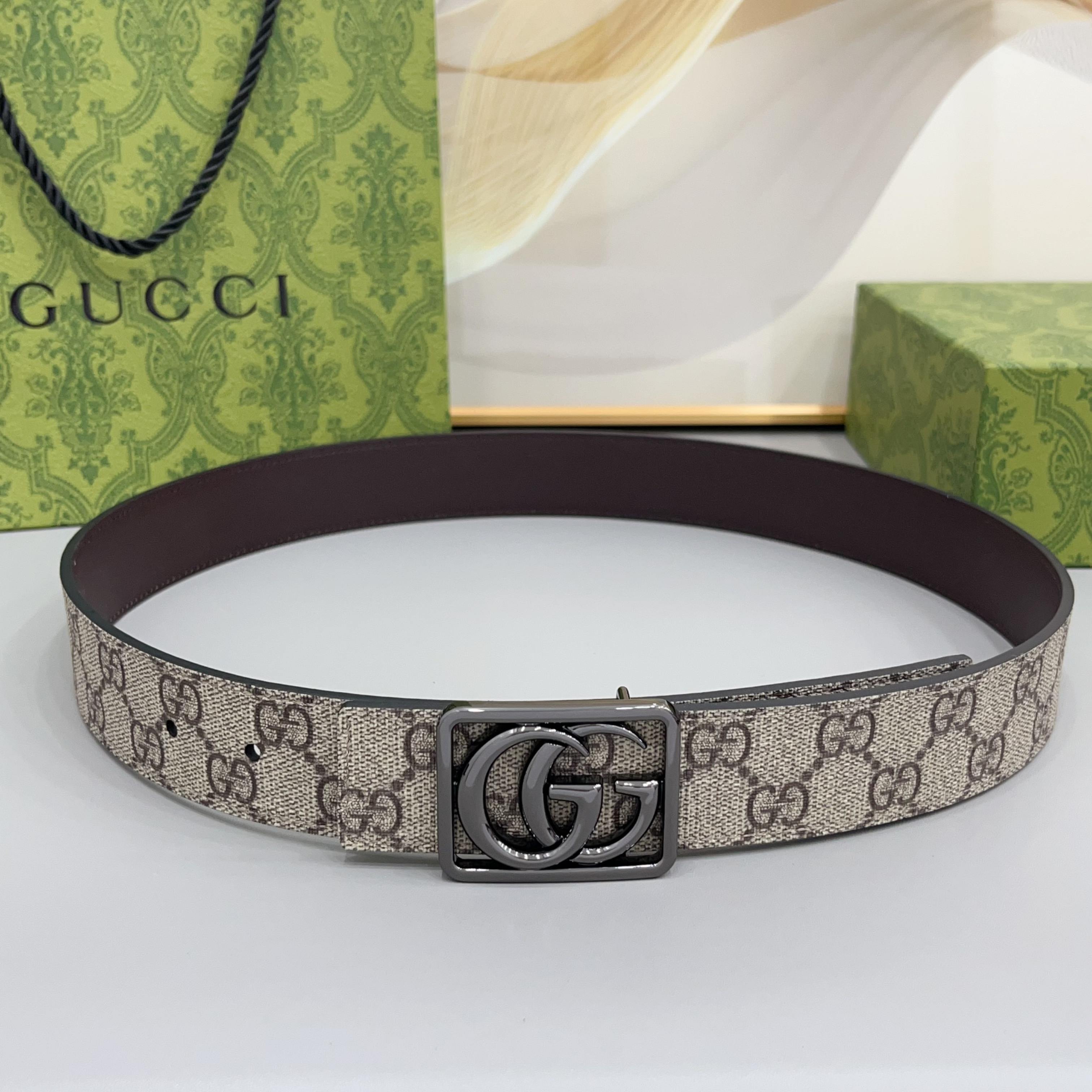 Gucci 古驰 3.5cmGG 马蒙系列推出了一款以档案资料为灵感的廓形设计，搭配镶有双 G 字样的框