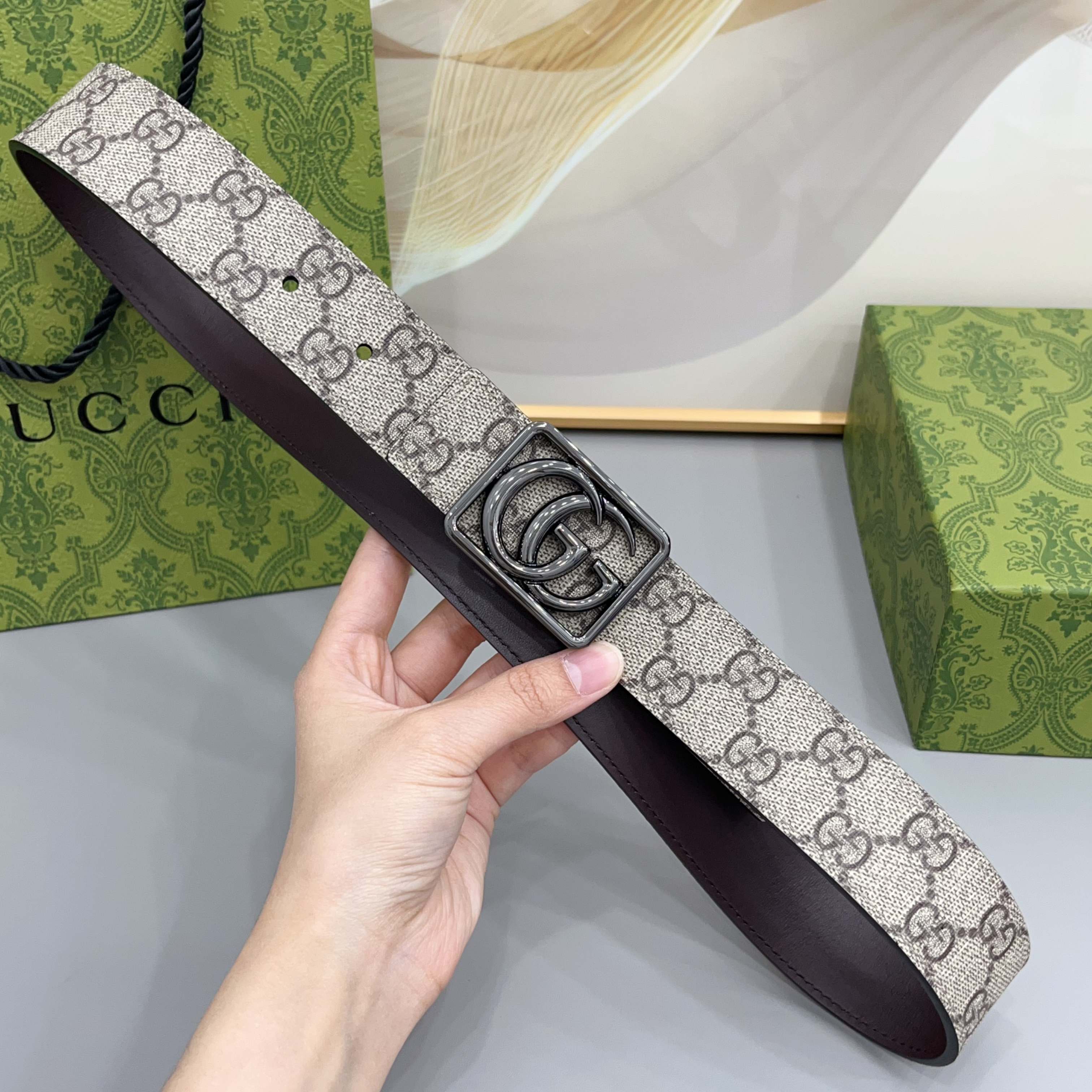 Gucci 古驰 3.5cmGG 马蒙系列推出了一款以档案资料为灵感的廓形设计，搭配镶有双 G 字样的框