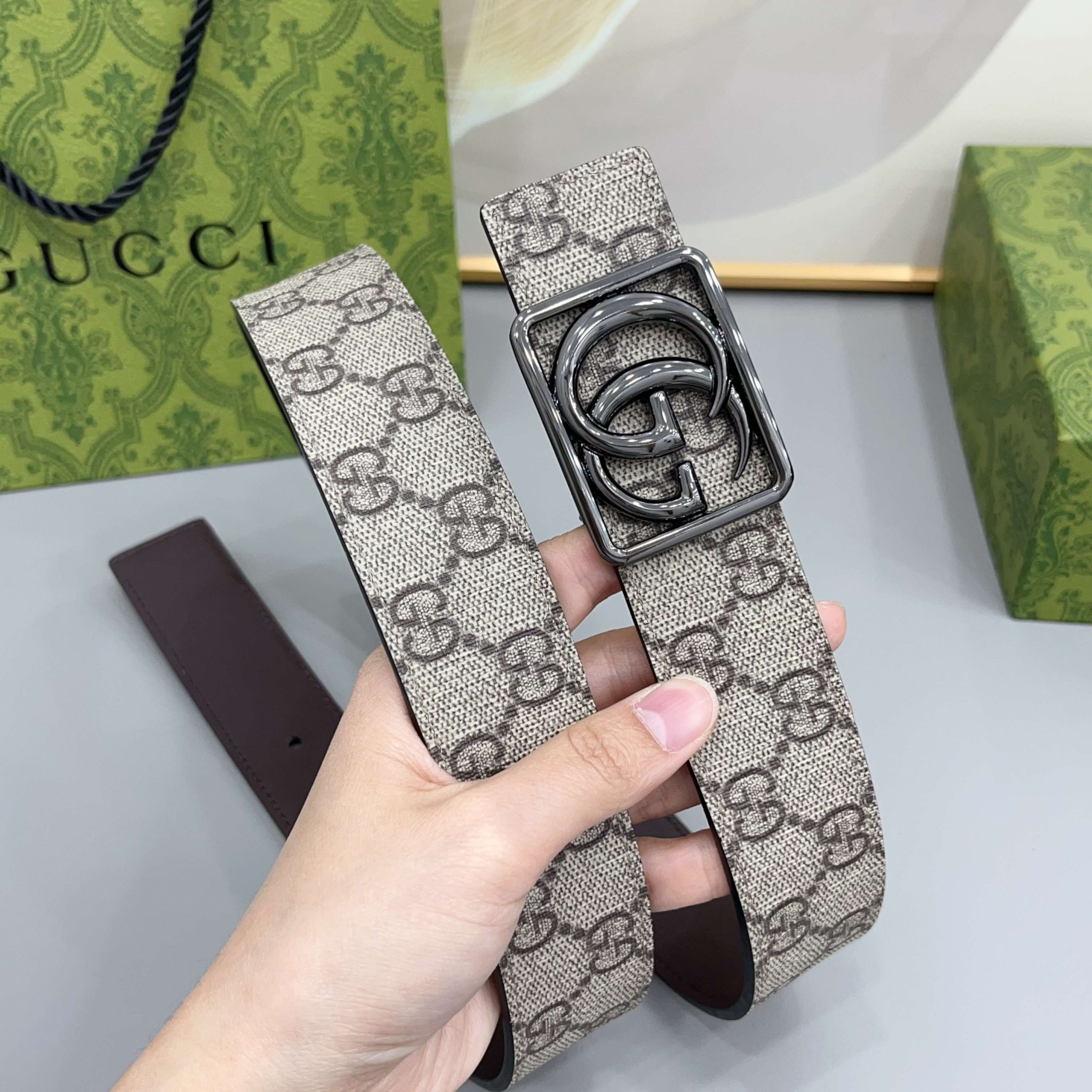 Gucci 古驰 3.5cmGG 马蒙系列推出了一款以档案资料为灵感的廓形设计，搭配镶有双 G 字样的框