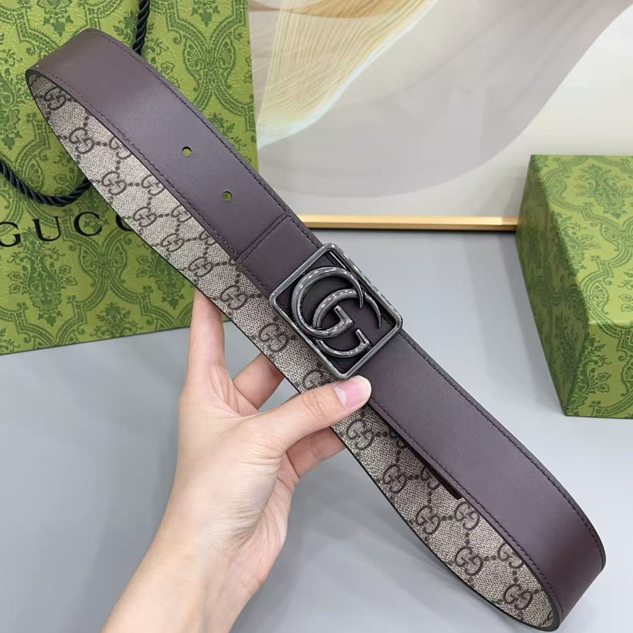 Gucci 古驰 3.5cmGG 马蒙系列推出了一款以档案资料为灵感的廓形设计，搭配镶有双 G 字样的框