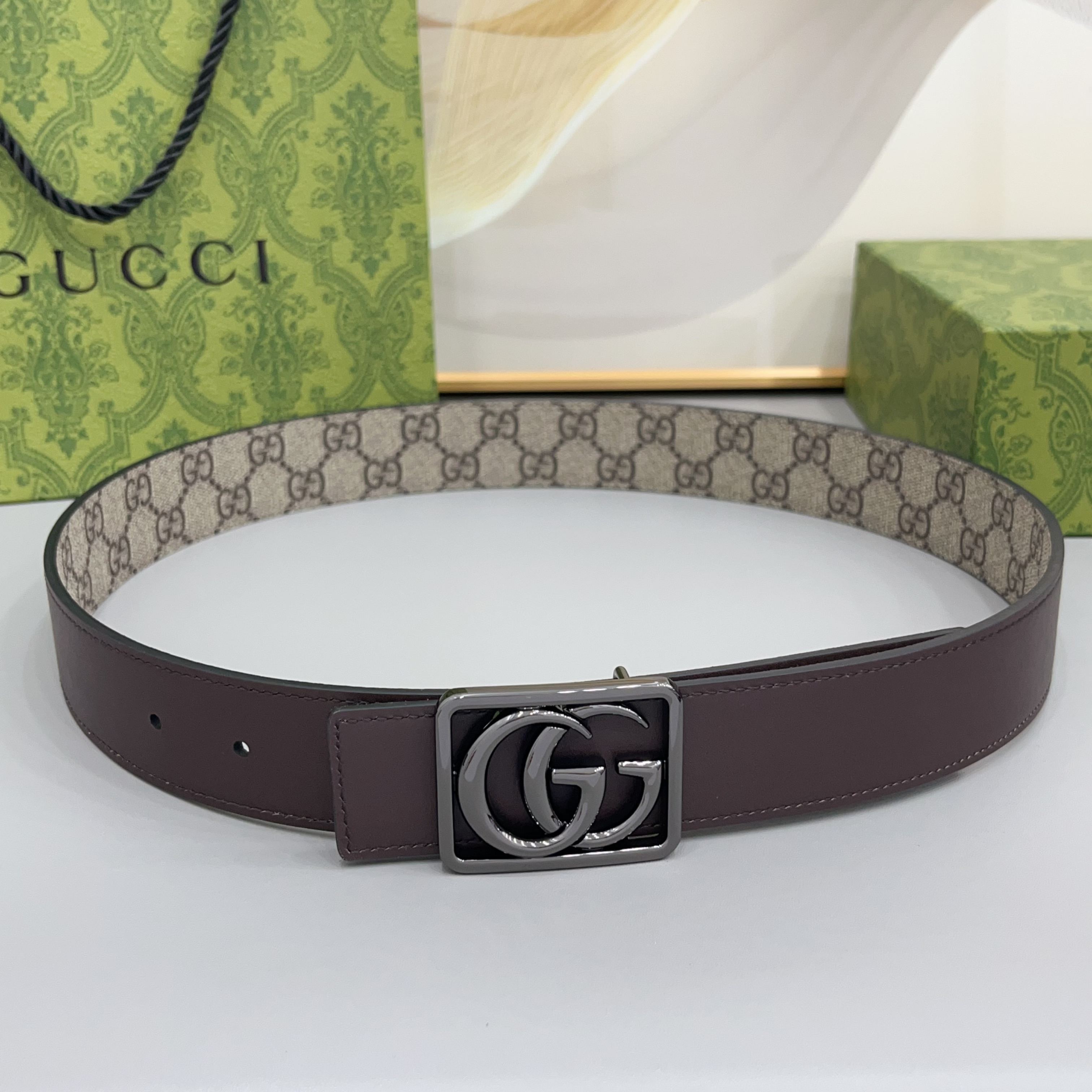 Gucci 古驰 3.5cmGG 马蒙系列推出了一款以档案资料为灵感的廓形设计，搭配镶有双 G 字样的框