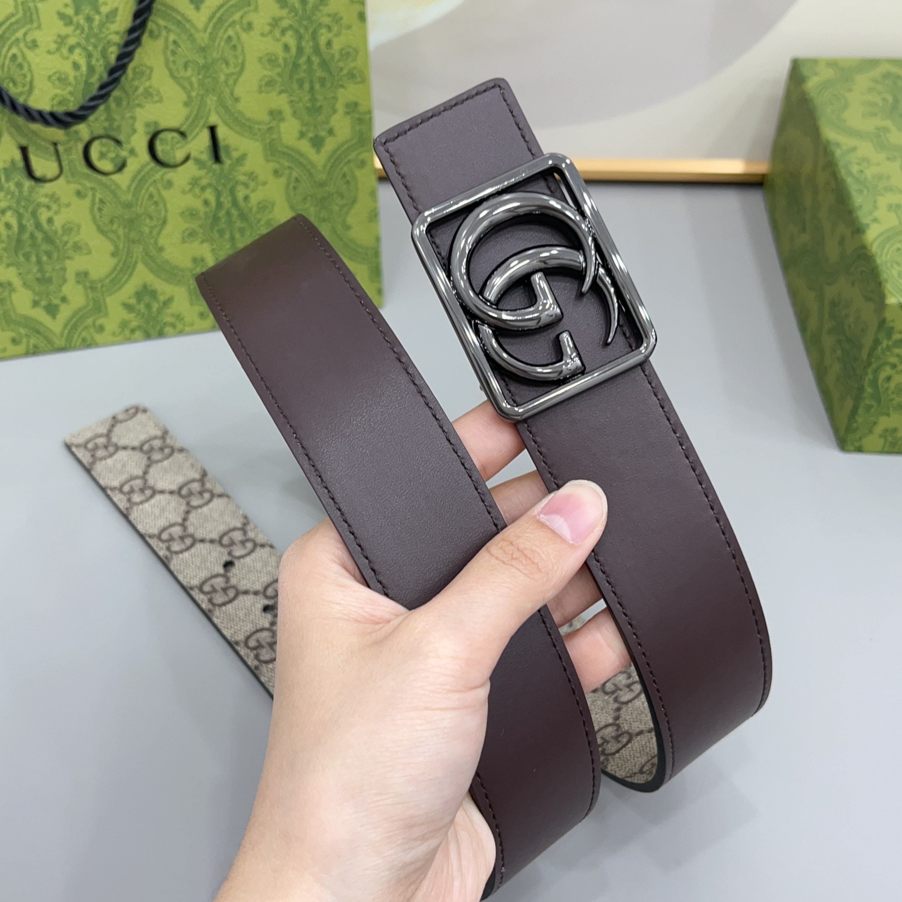 Gucci 古驰 3.5cmGG 马蒙系列推出了一款以档案资料为灵感的廓形设计，搭配镶有双 G 字样的框