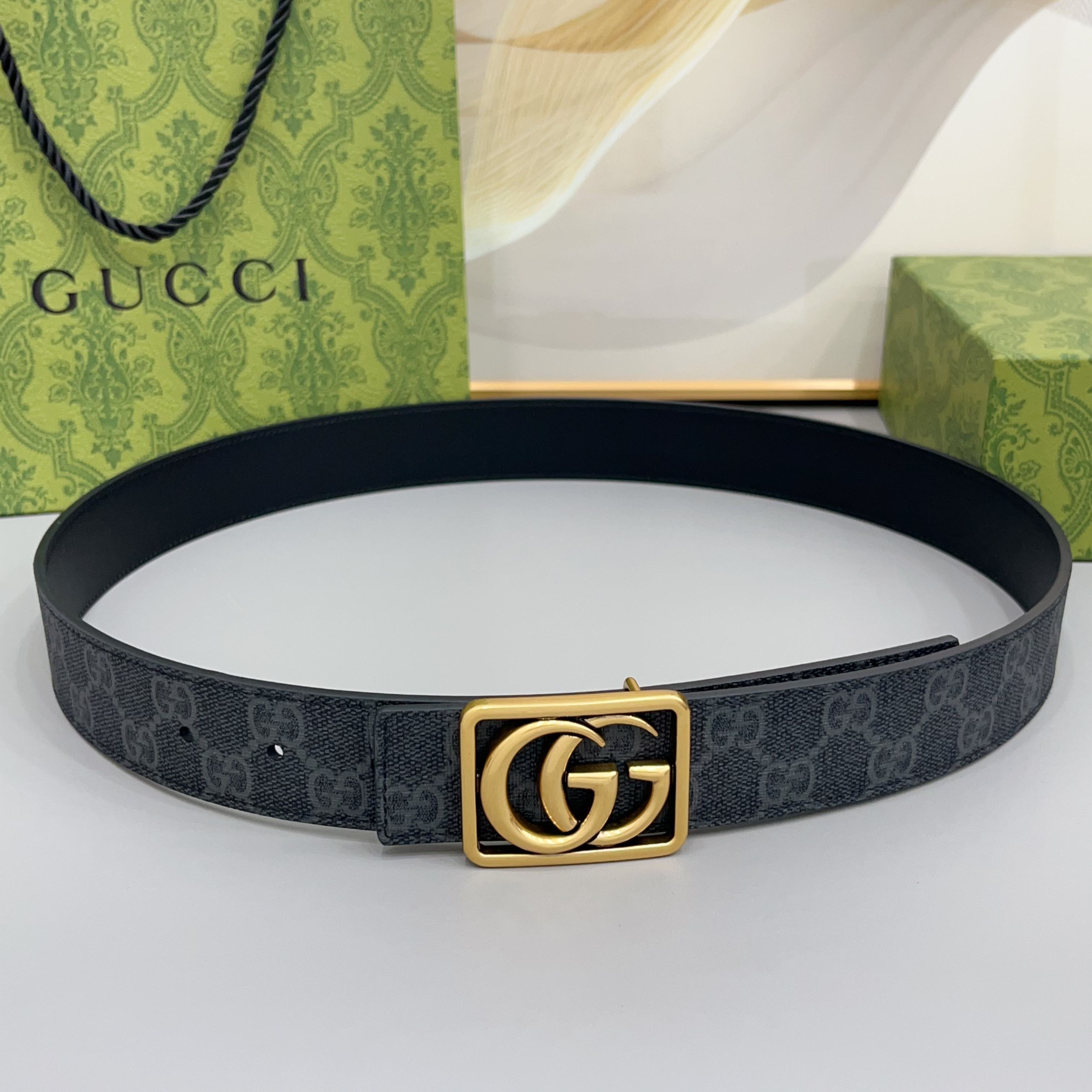 Gucci 古驰 3.5cmGG 马蒙系列推出了一款以档案资料为灵感的廓形设计，搭配镶有双 G 字样的框