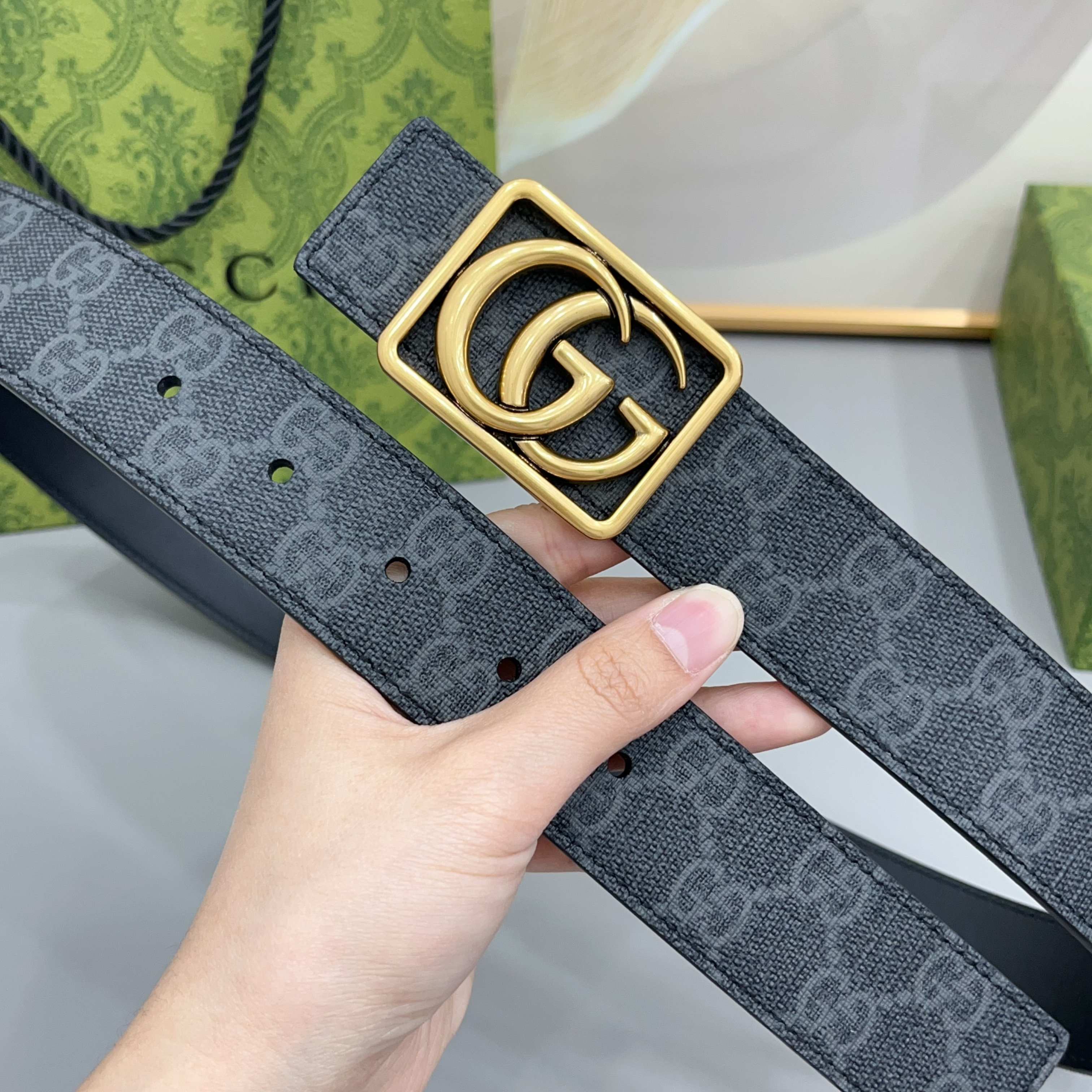 Gucci 古驰 3.5cmGG 马蒙系列推出了一款以档案资料为灵感的廓形设计，搭配镶有双 G 字样的框