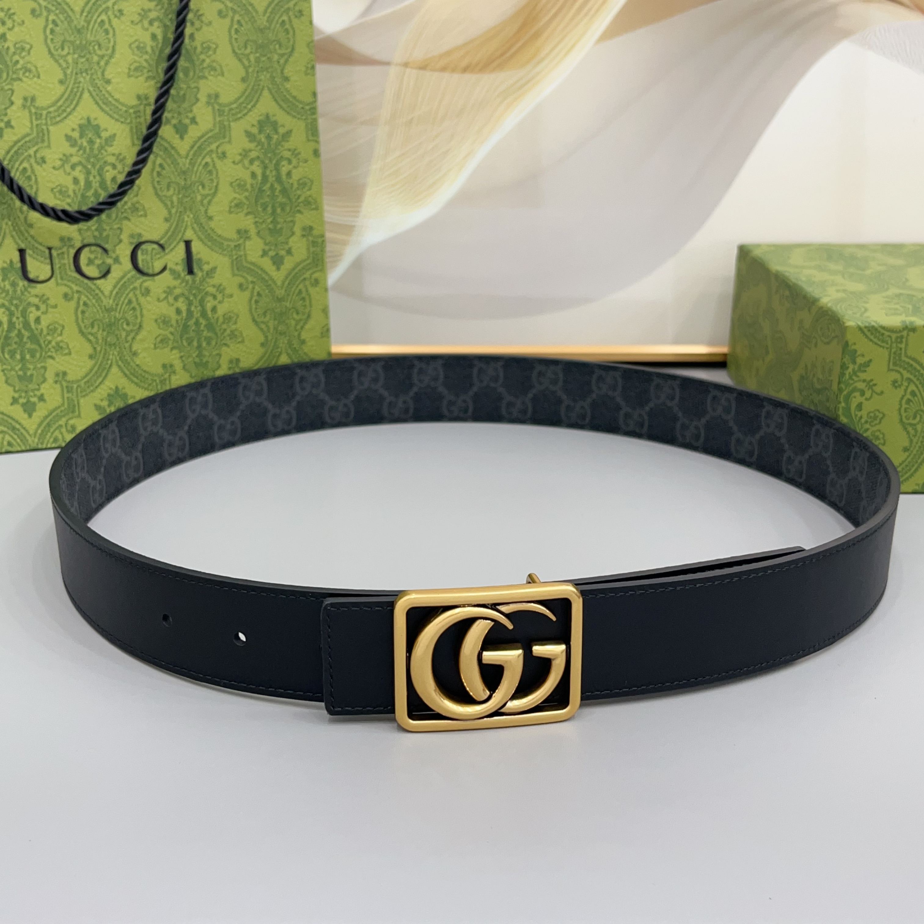 Gucci 古驰 3.5cmGG 马蒙系列推出了一款以档案资料为灵感的廓形设计，搭配镶有双 G 字样的框