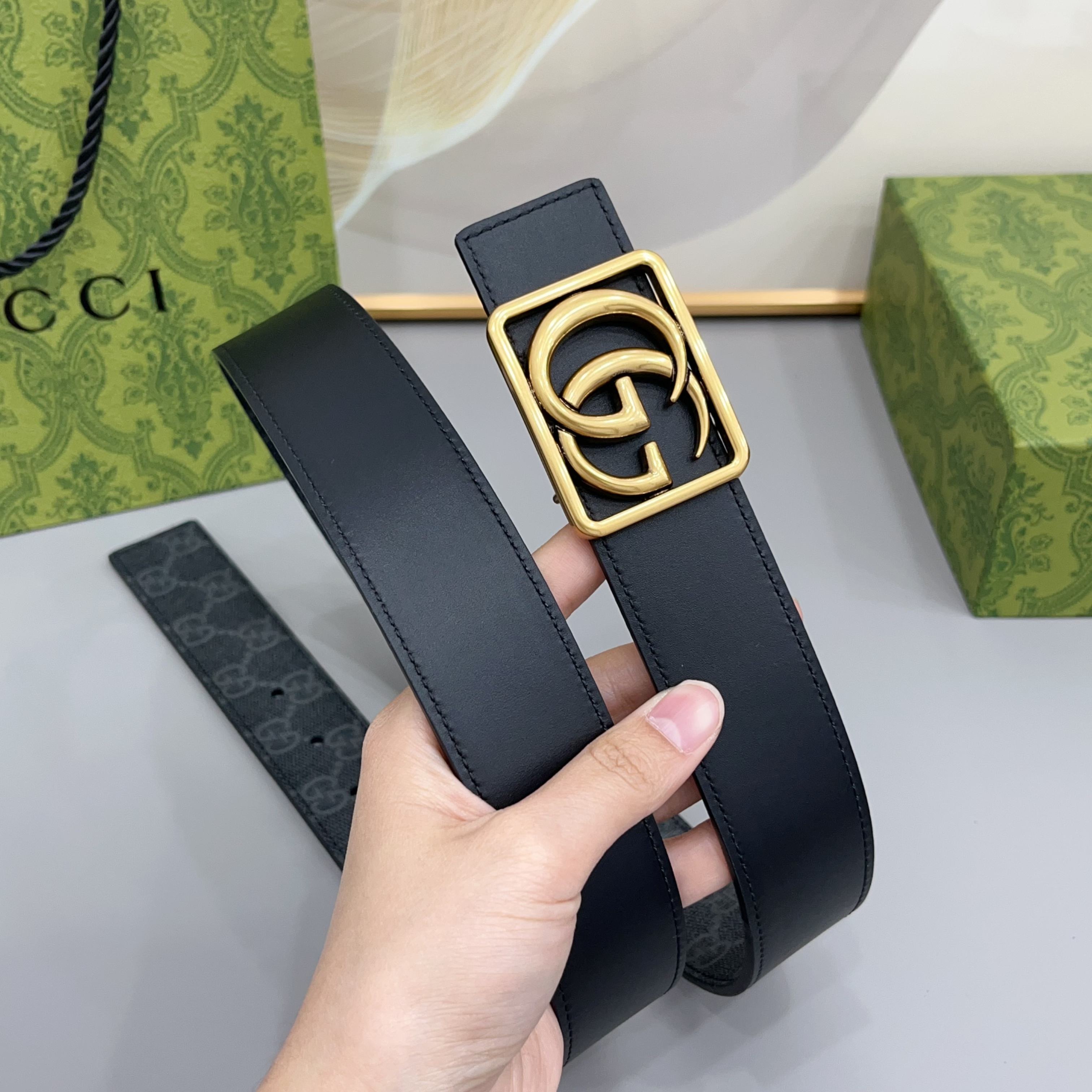 Gucci 古驰 3.5cmGG 马蒙系列推出了一款以档案资料为灵感的廓形设计，搭配镶有双 G 字样的框