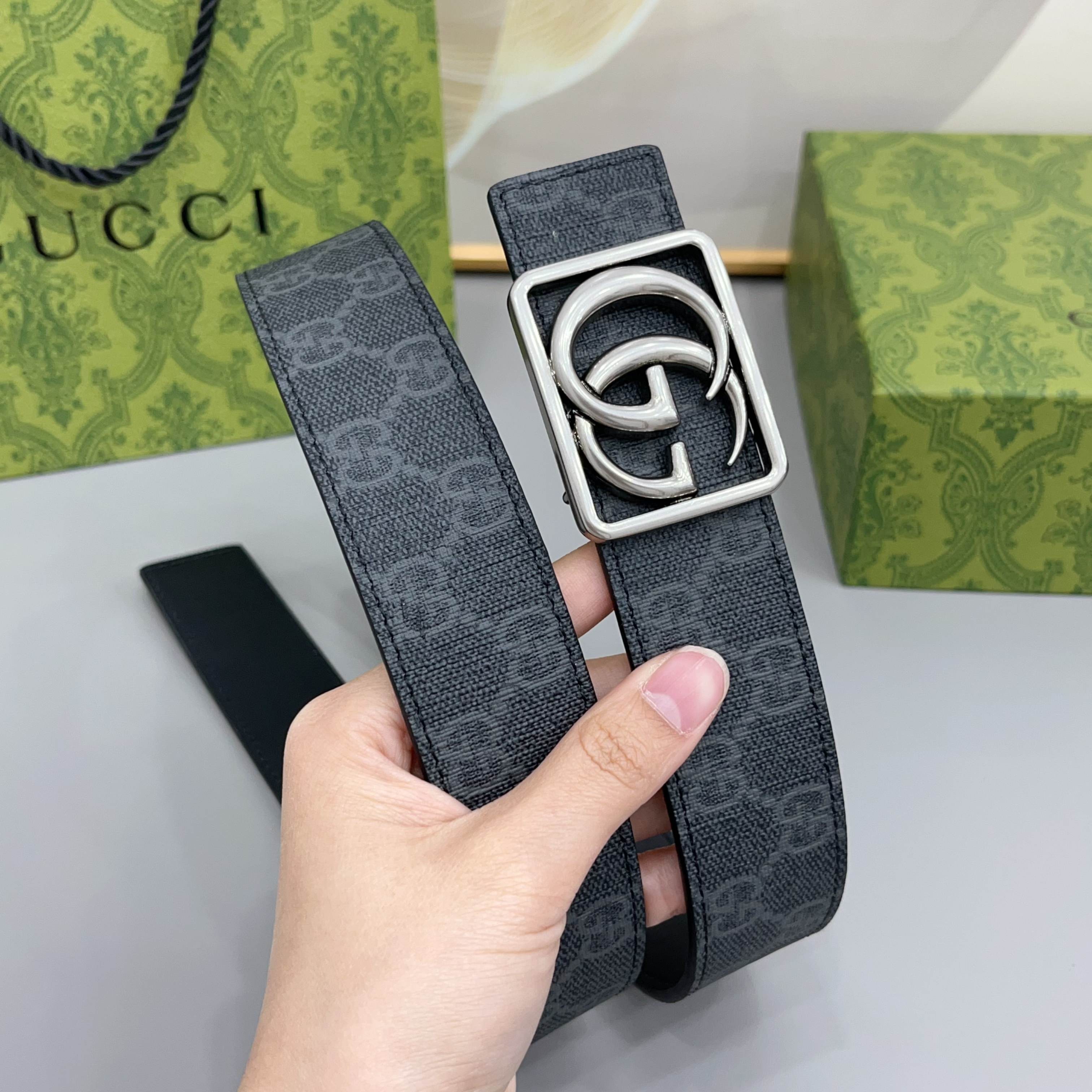 Gucci 古驰 3.5cmGG 马蒙系列推出了一款以档案资料为灵感的廓形设计，搭配镶有双 G 字样的框