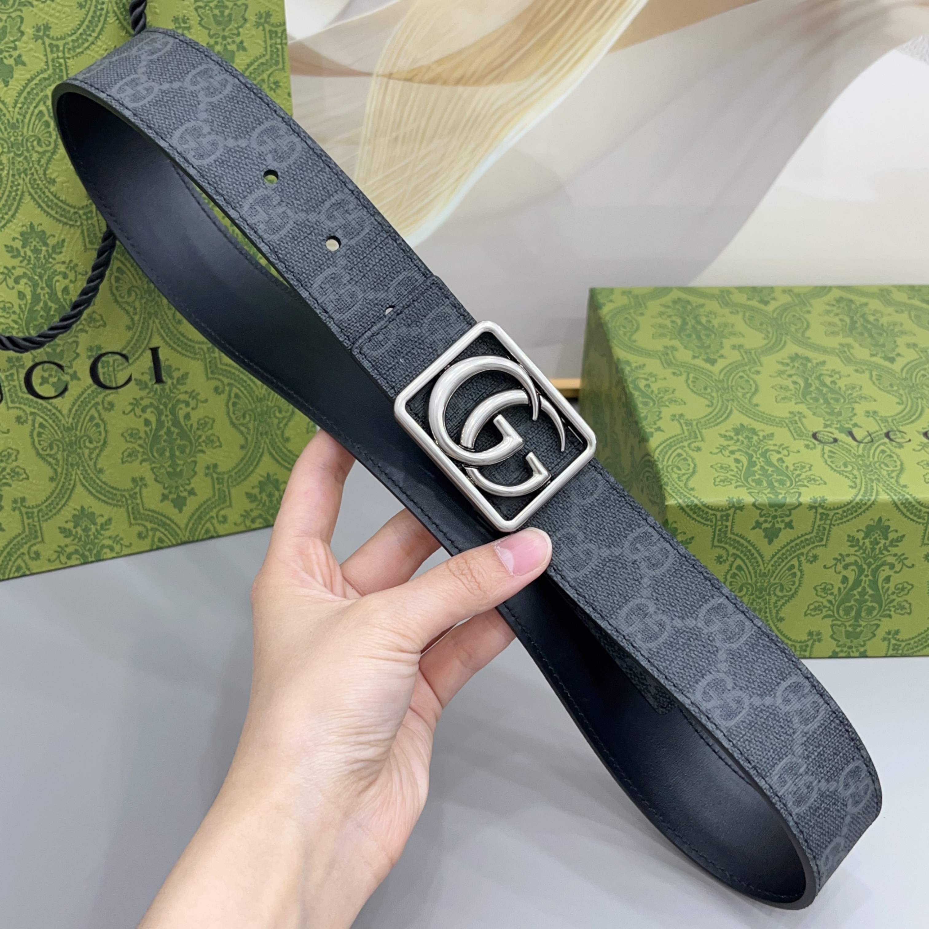 Gucci 古驰 3.5cmGG 马蒙系列推出了一款以档案资料为灵感的廓形设计，搭配镶有双 G 字样的框