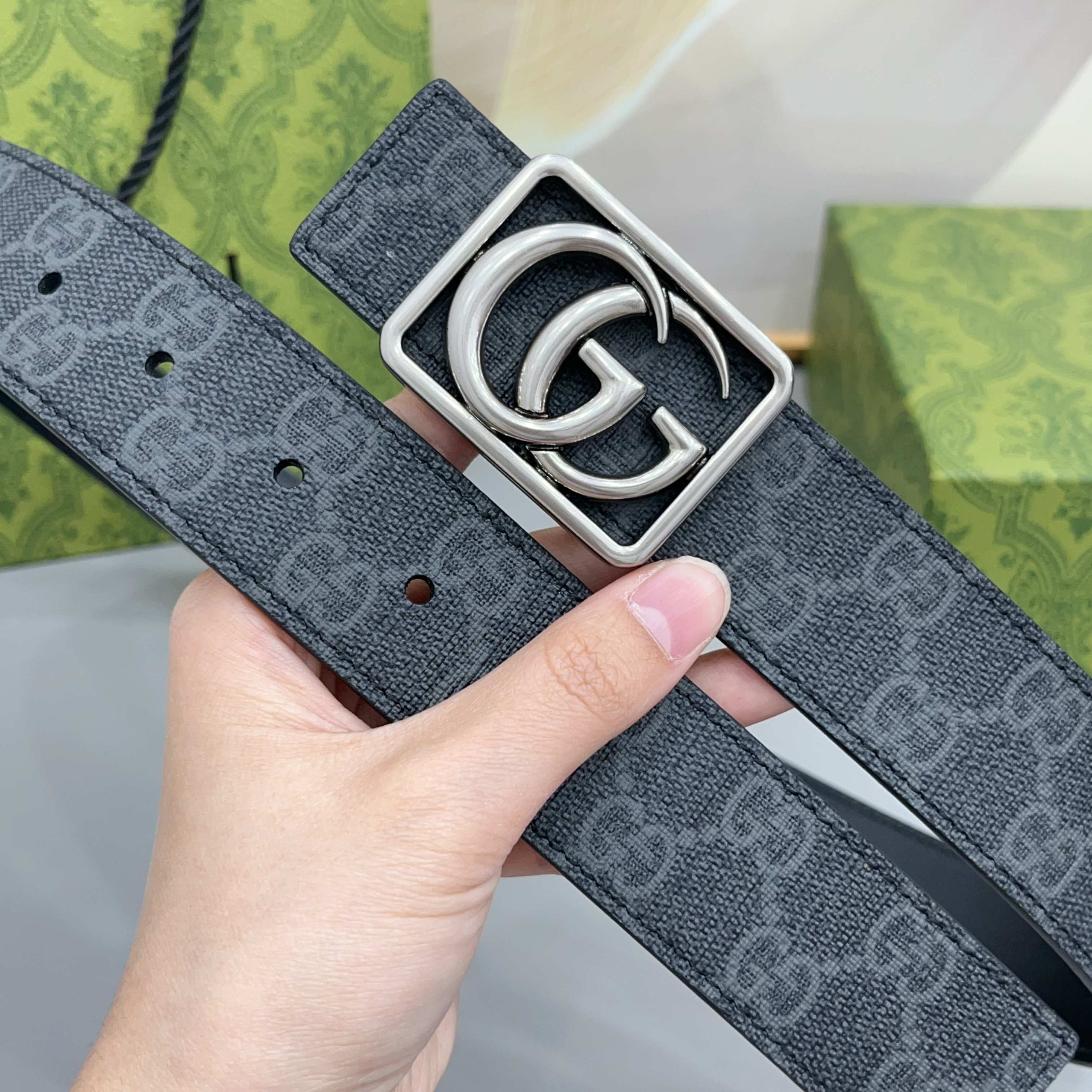 Gucci 古驰 3.5cmGG 马蒙系列推出了一款以档案资料为灵感的廓形设计，搭配镶有双 G 字样的框