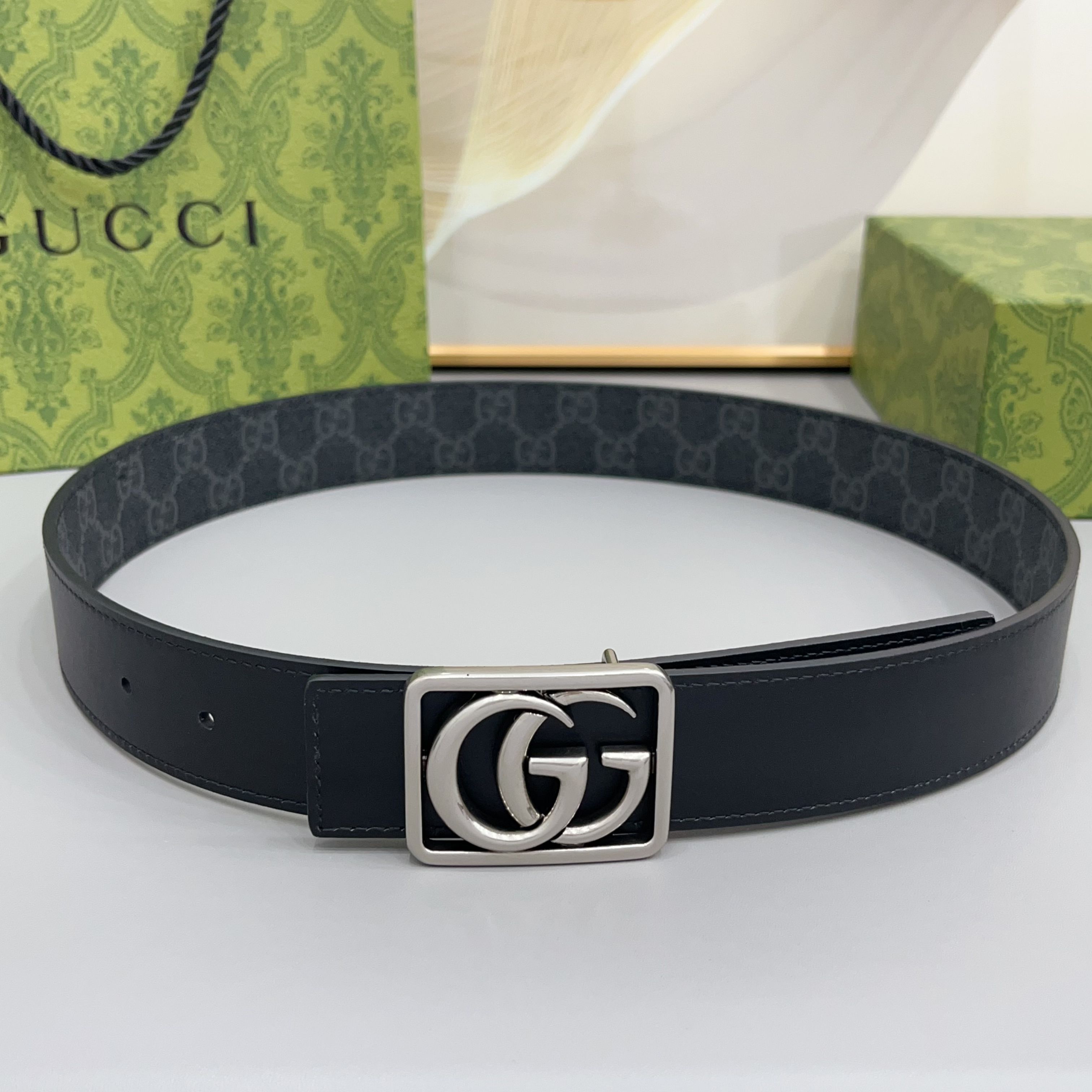 Gucci 古驰 3.5cmGG 马蒙系列推出了一款以档案资料为灵感的廓形设计，搭配镶有双 G 字样的框