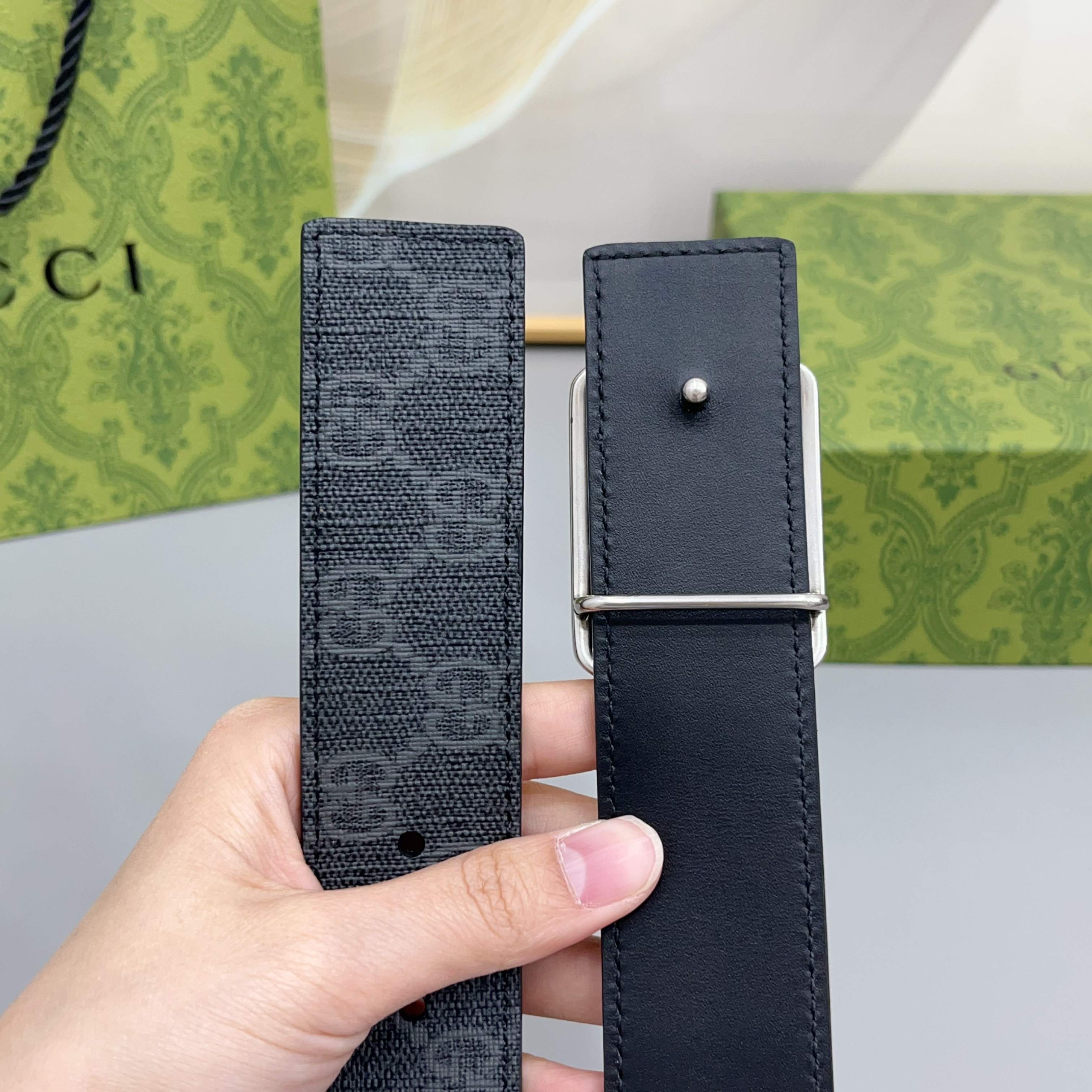 Gucci 古驰 3.5cmGG 马蒙系列推出了一款以档案资料为灵感的廓形设计，搭配镶有双 G 字样的框