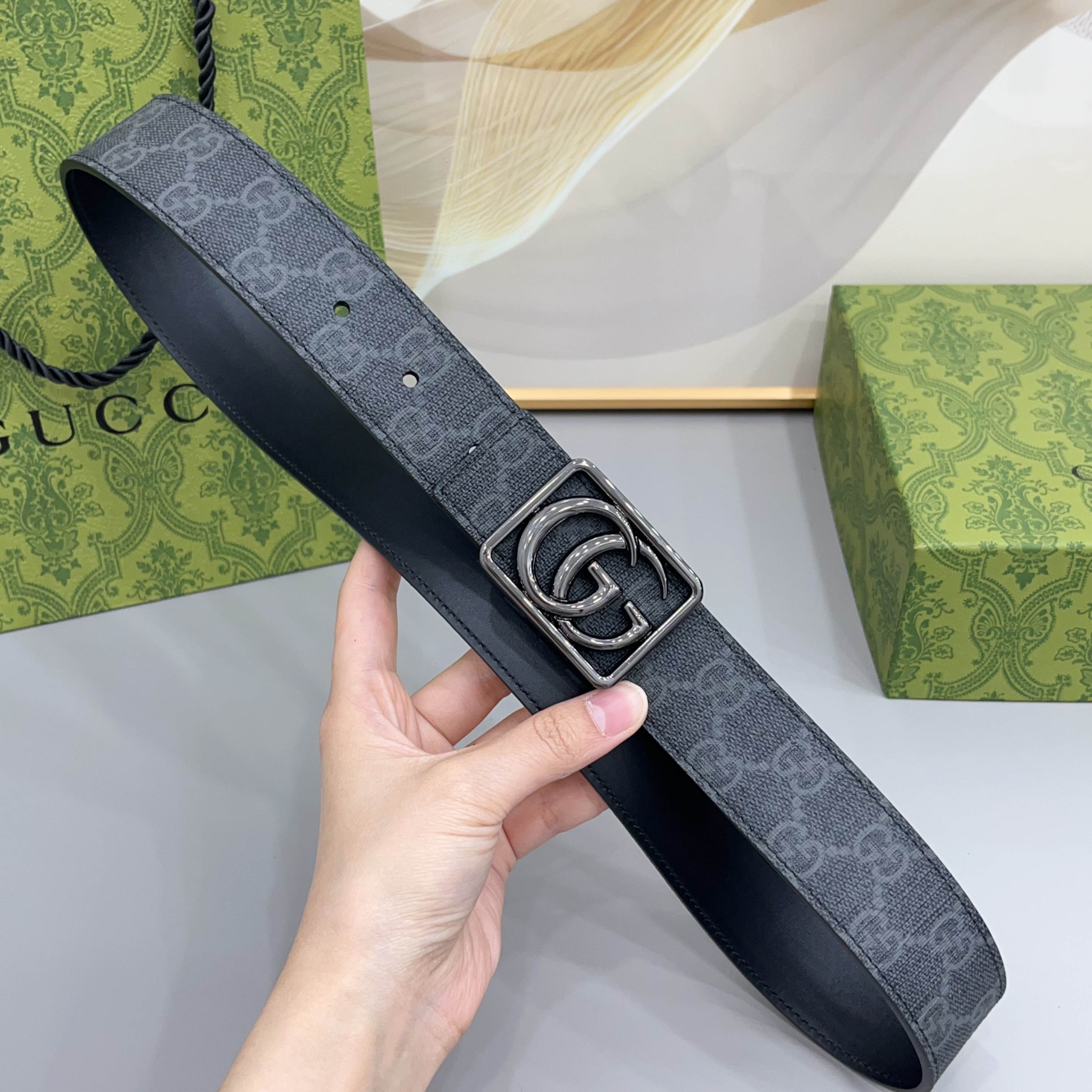 Gucci 古驰 3.5cmGG 马蒙系列推出了一款以档案资料为灵感的廓形设计，搭配镶有双 G 字样的框