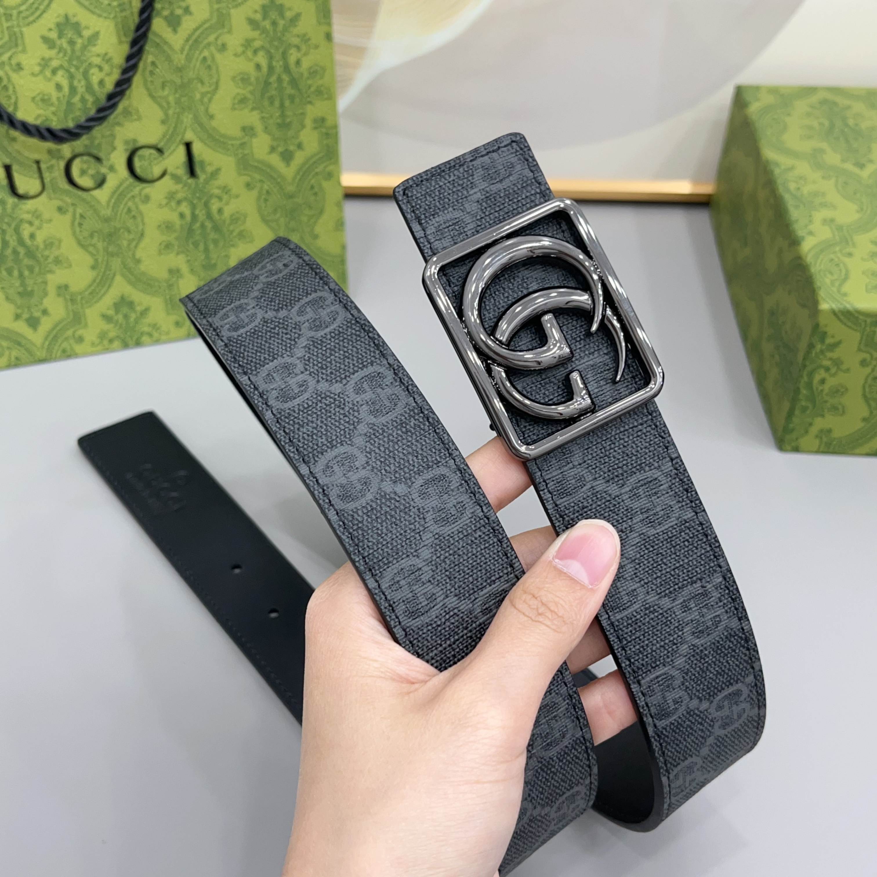 Gucci 古驰 3.5cmGG 马蒙系列推出了一款以档案资料为灵感的廓形设计，搭配镶有双 G 字样的框