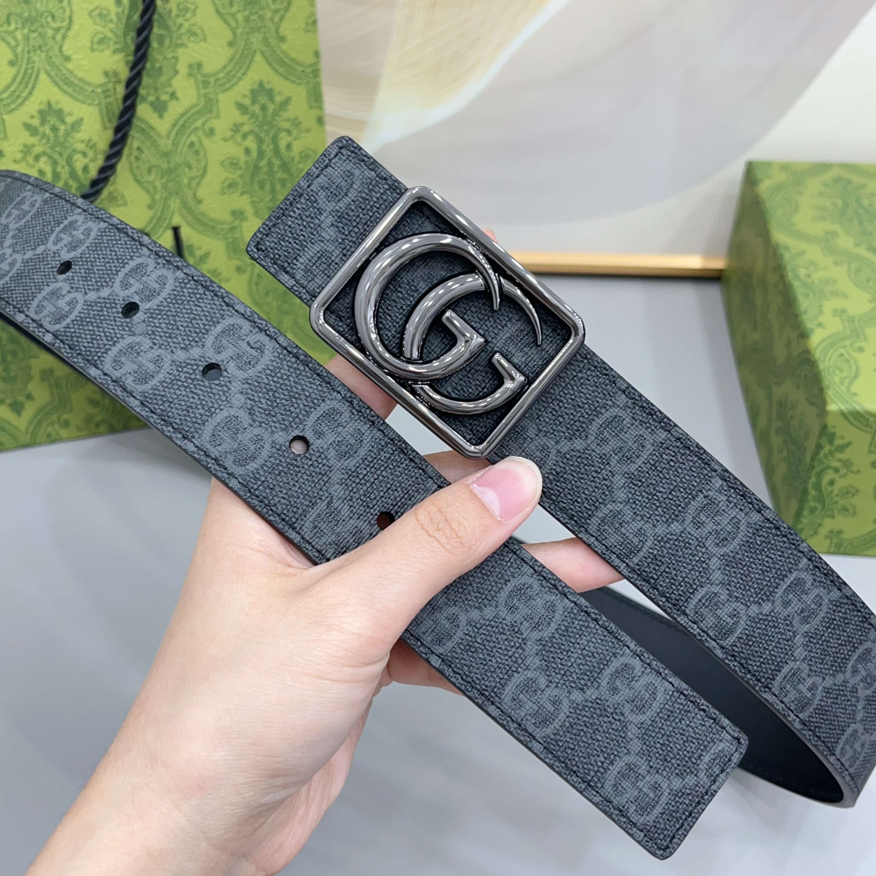 Gucci 古驰 3.5cmGG 马蒙系列推出了一款以档案资料为灵感的廓形设计，搭配镶有双 G 字样的框