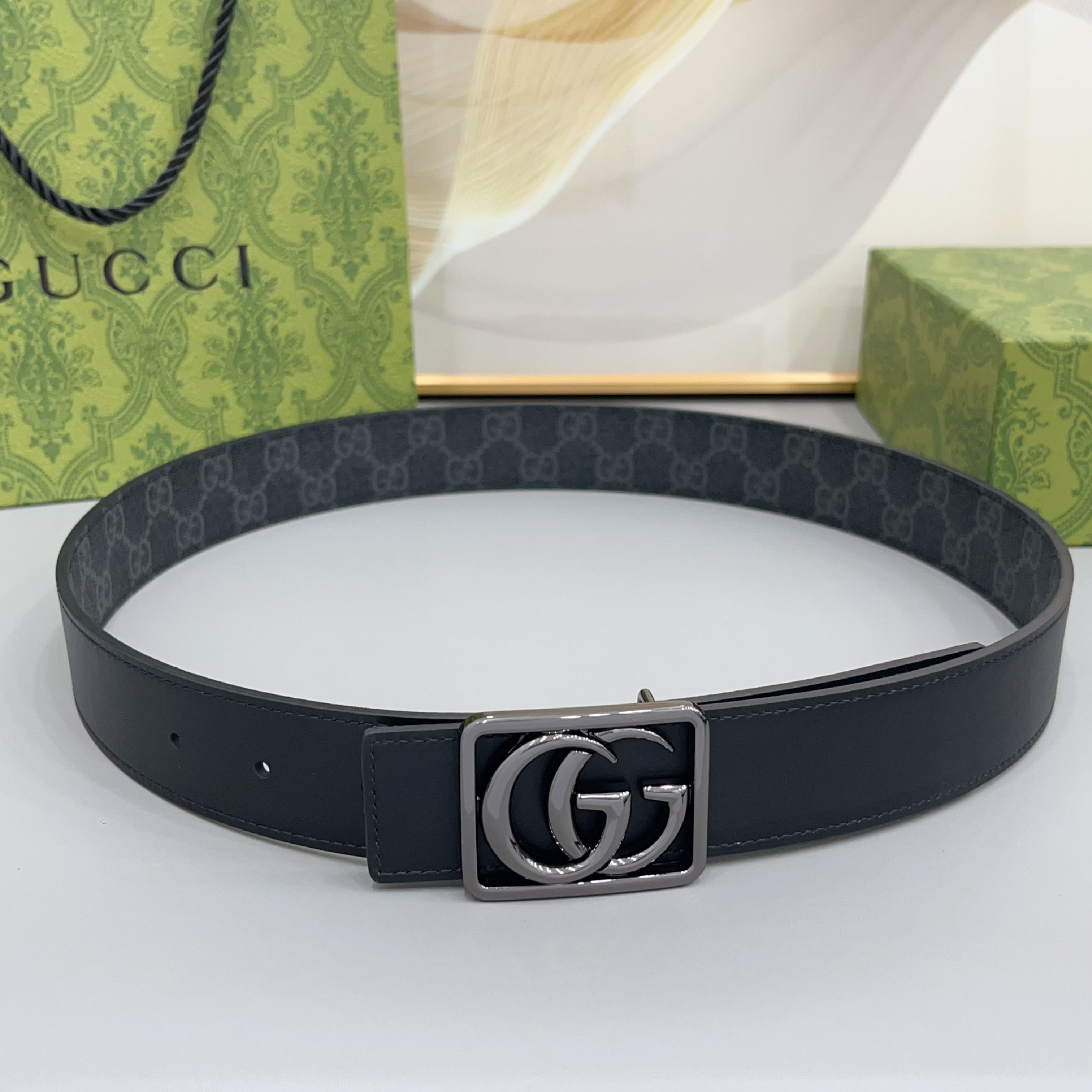 Gucci 古驰 3.5cmGG 马蒙系列推出了一款以档案资料为灵感的廓形设计，搭配镶有双 G 字样的框