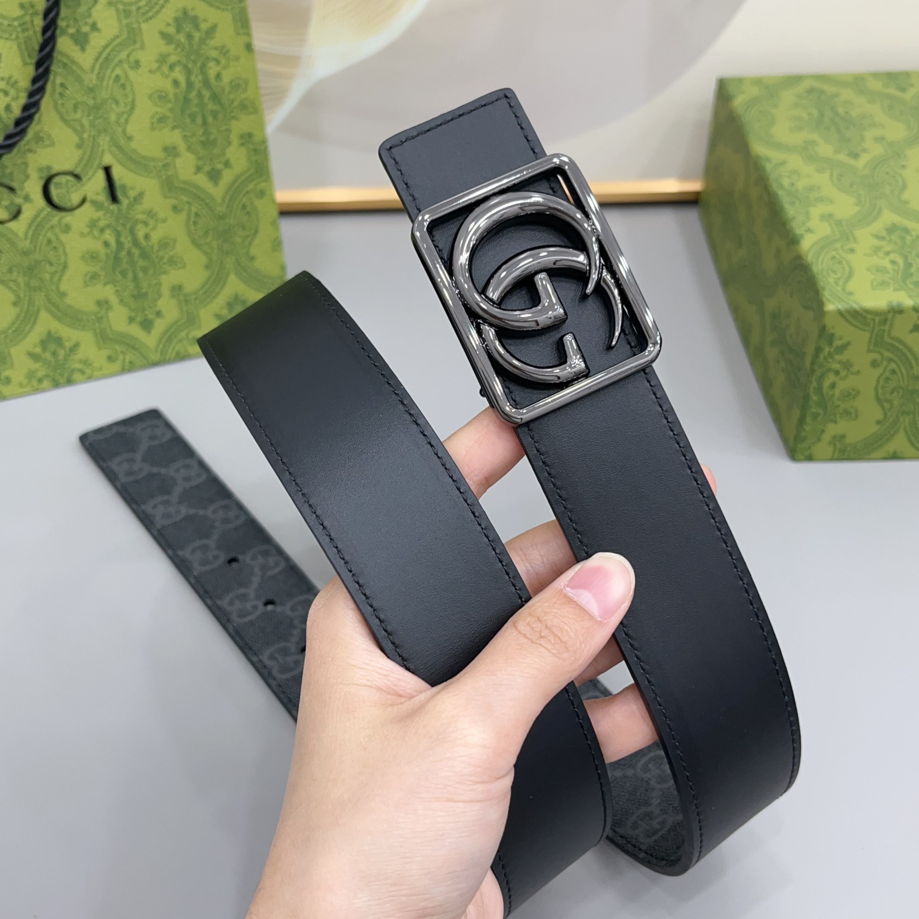 Gucci 古驰 3.5cmGG 马蒙系列推出了一款以档案资料为灵感的廓形设计，搭配镶有双 G 字样的框