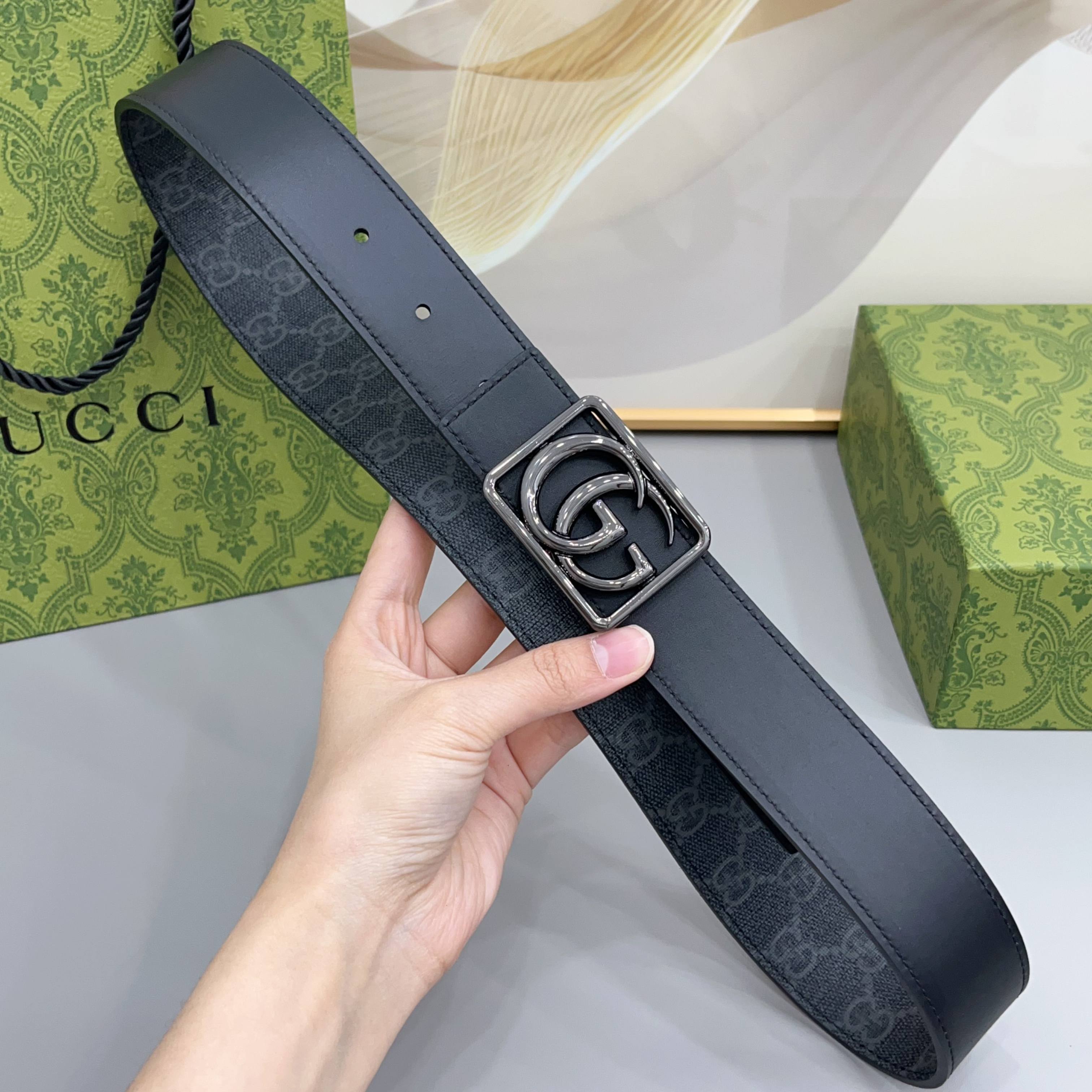 Gucci 古驰 3.5cmGG 马蒙系列推出了一款以档案资料为灵感的廓形设计，搭配镶有双 G 字样的框