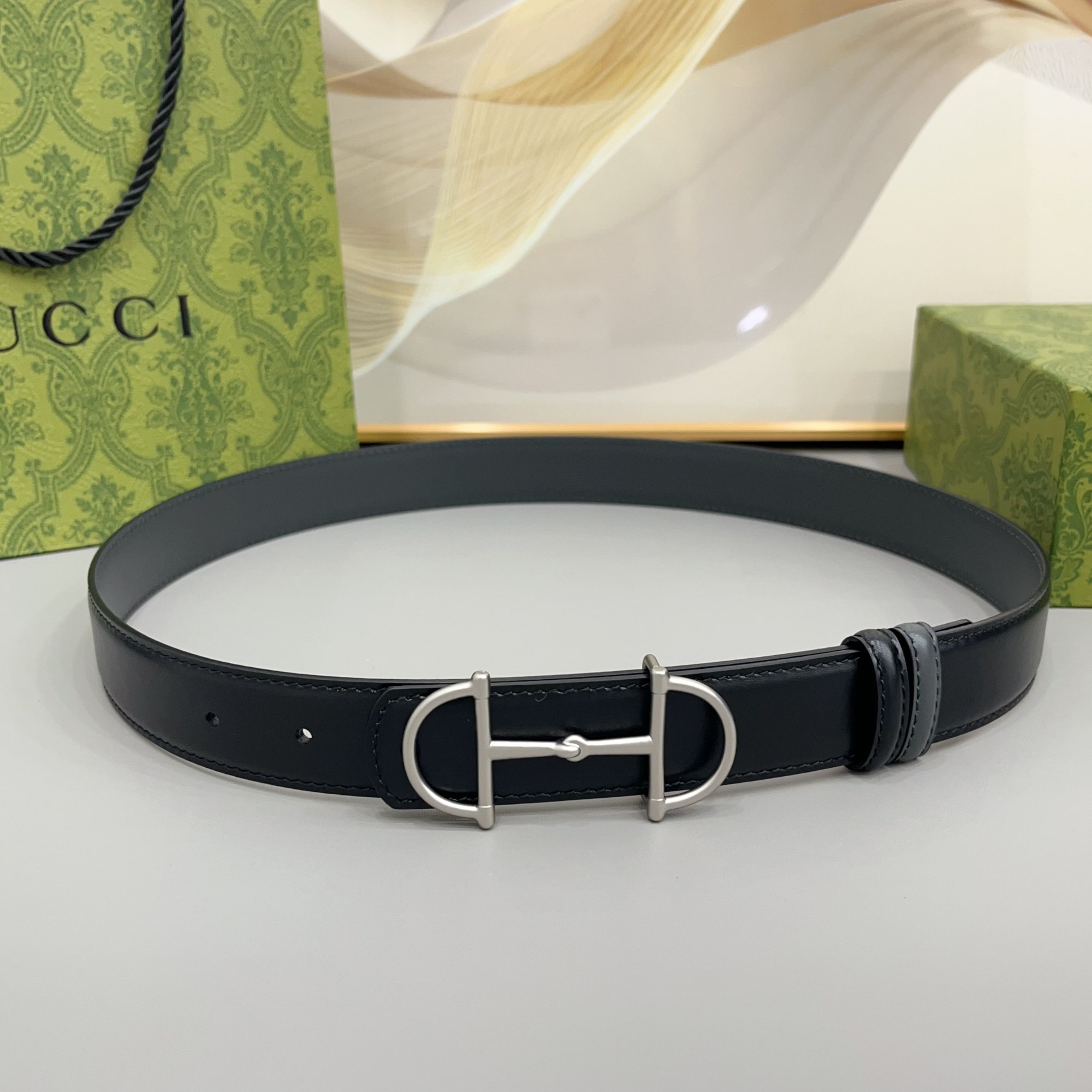 Gucci 古驰 3.0cm马刺是该品牌最受喜爱的标志之一，彰显了其与马术文化的渊源。这款可翻转的细款腰