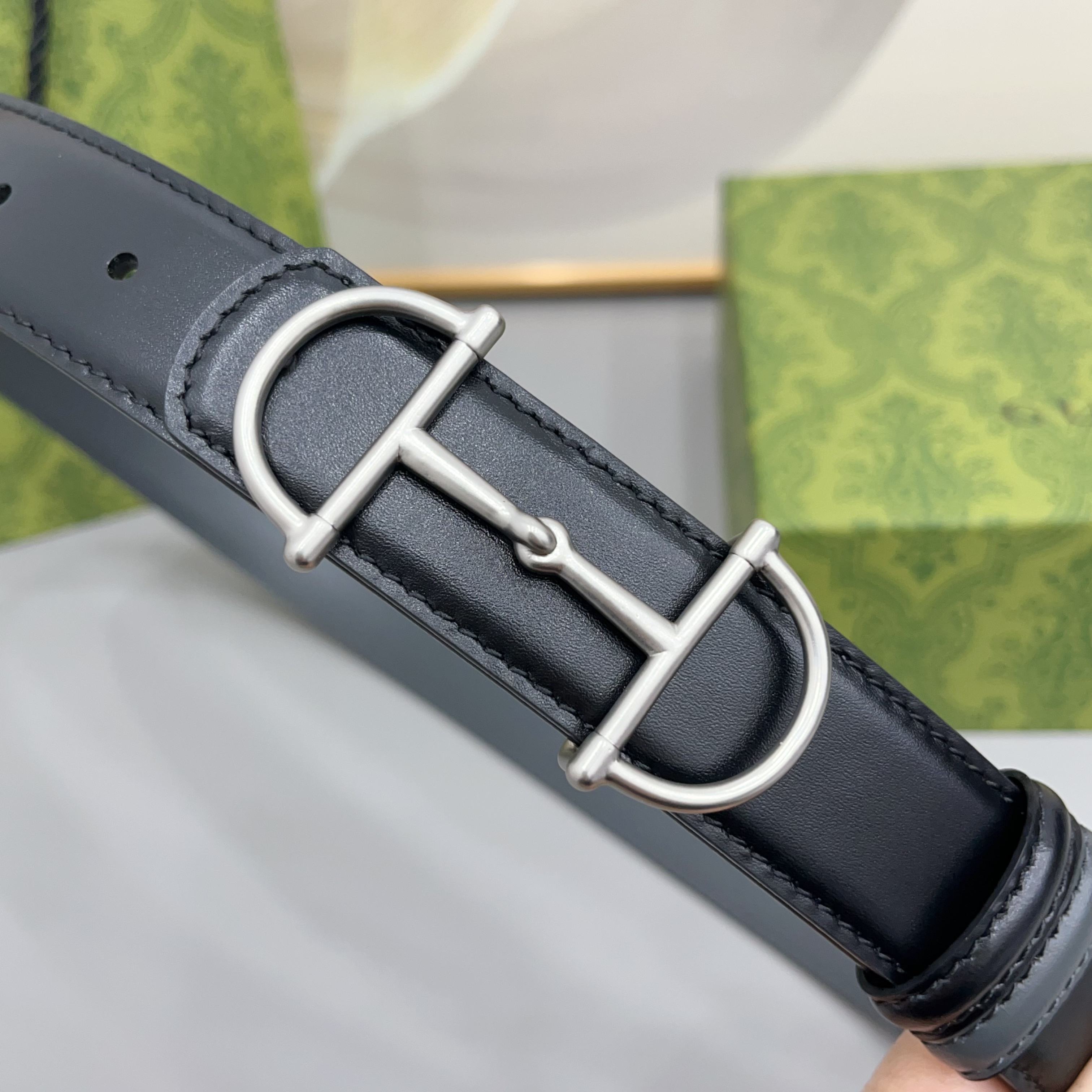 Gucci 古驰 3.0cm马刺是该品牌最受喜爱的标志之一，彰显了其与马术文化的渊源。这款可翻转的细款腰