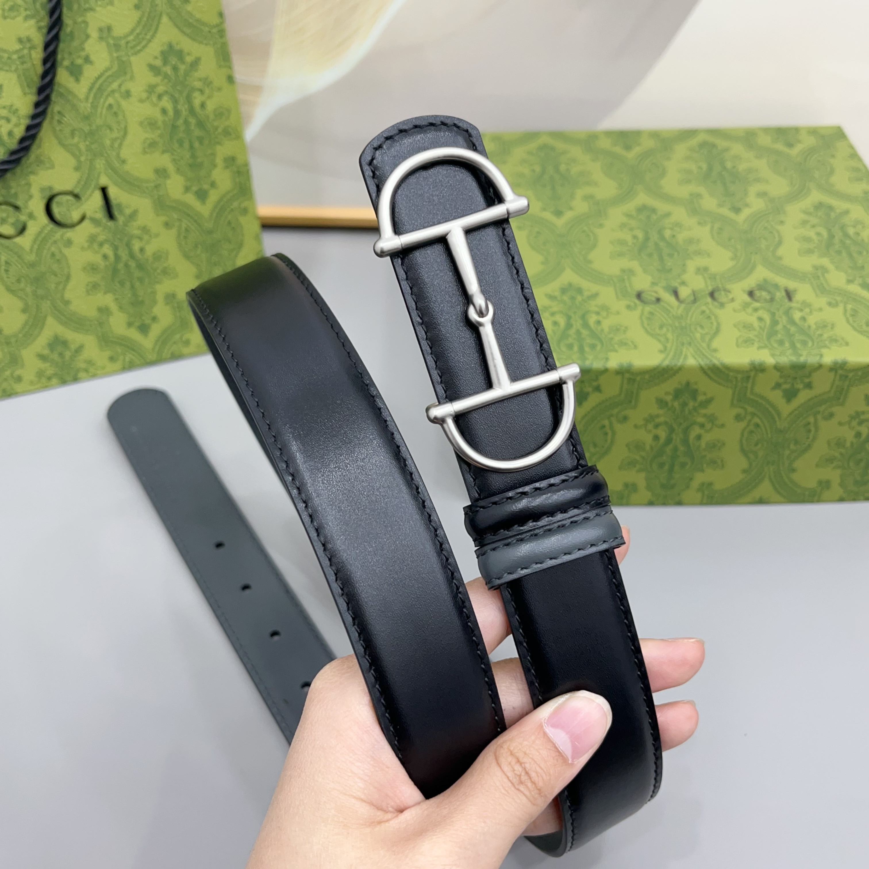 Gucci 古驰 3.0cm马刺是该品牌最受喜爱的标志之一，彰显了其与马术文化的渊源。这款可翻转的细款腰