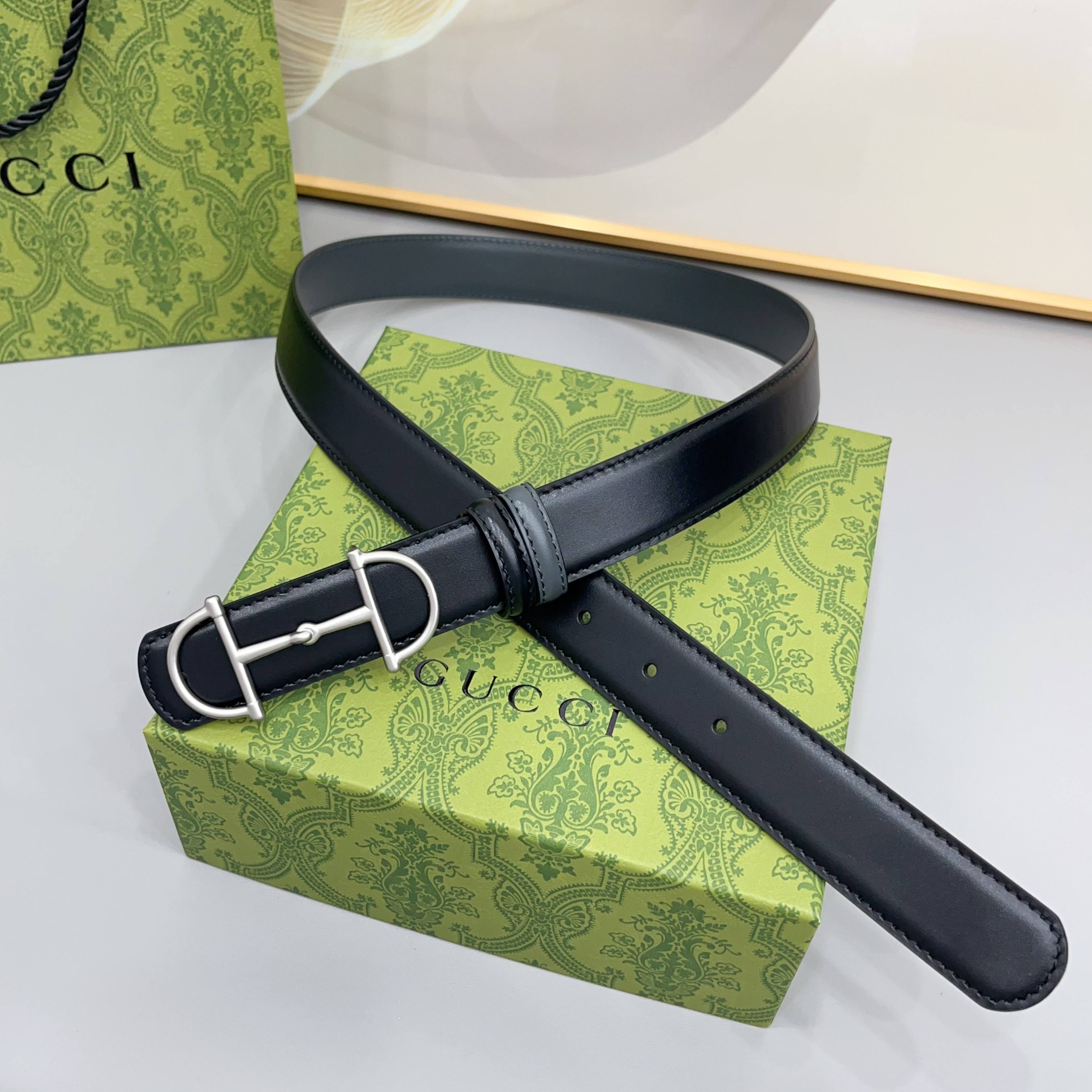 Gucci 古驰 3.0cm马刺是该品牌最受喜爱的标志之一，彰显了其与马术文化的渊源。这款可翻转的细款腰