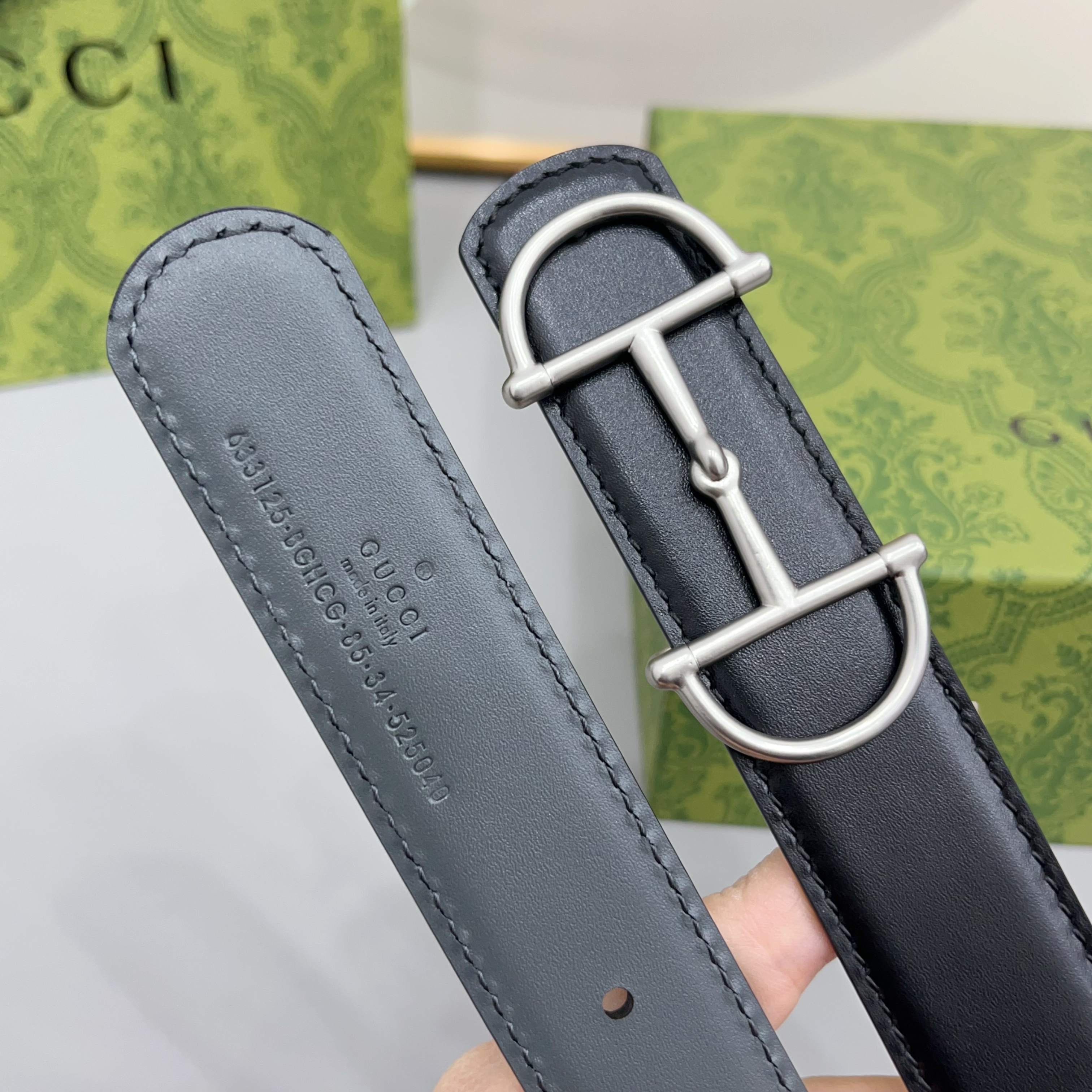 Gucci 古驰 3.0cm马刺是该品牌最受喜爱的标志之一，彰显了其与马术文化的渊源。这款可翻转的细款腰