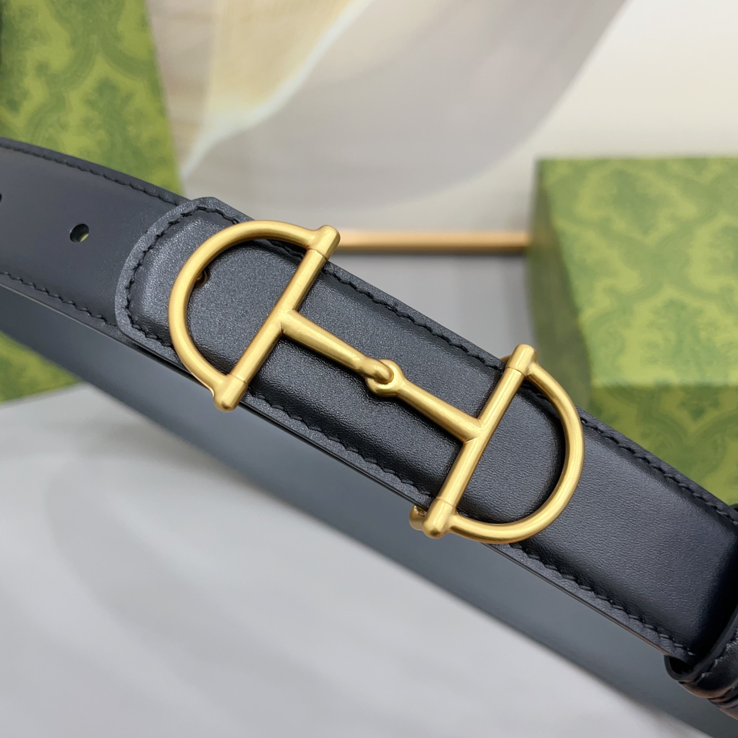 Gucci 古驰 3.0cm马刺是该品牌最受喜爱的标志之一，彰显了其与马术文化的渊源。这款可翻转的细款腰