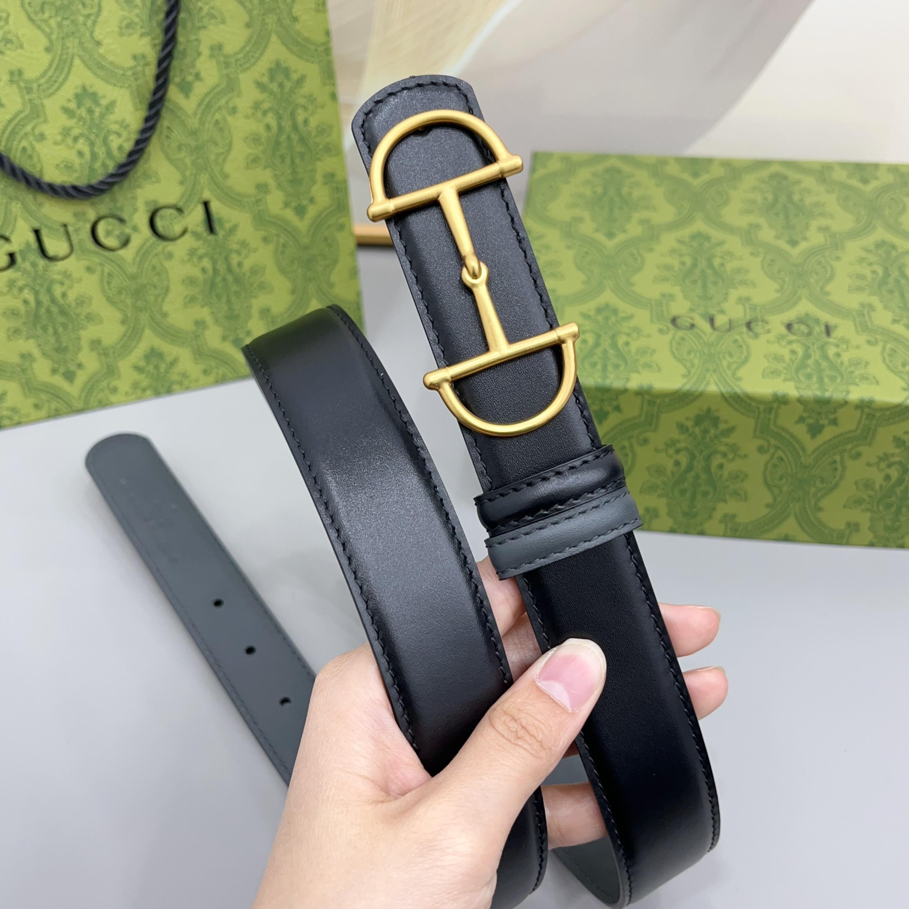 Gucci 古驰 3.0cm马刺是该品牌最受喜爱的标志之一，彰显了其与马术文化的渊源。这款可翻转的细款腰