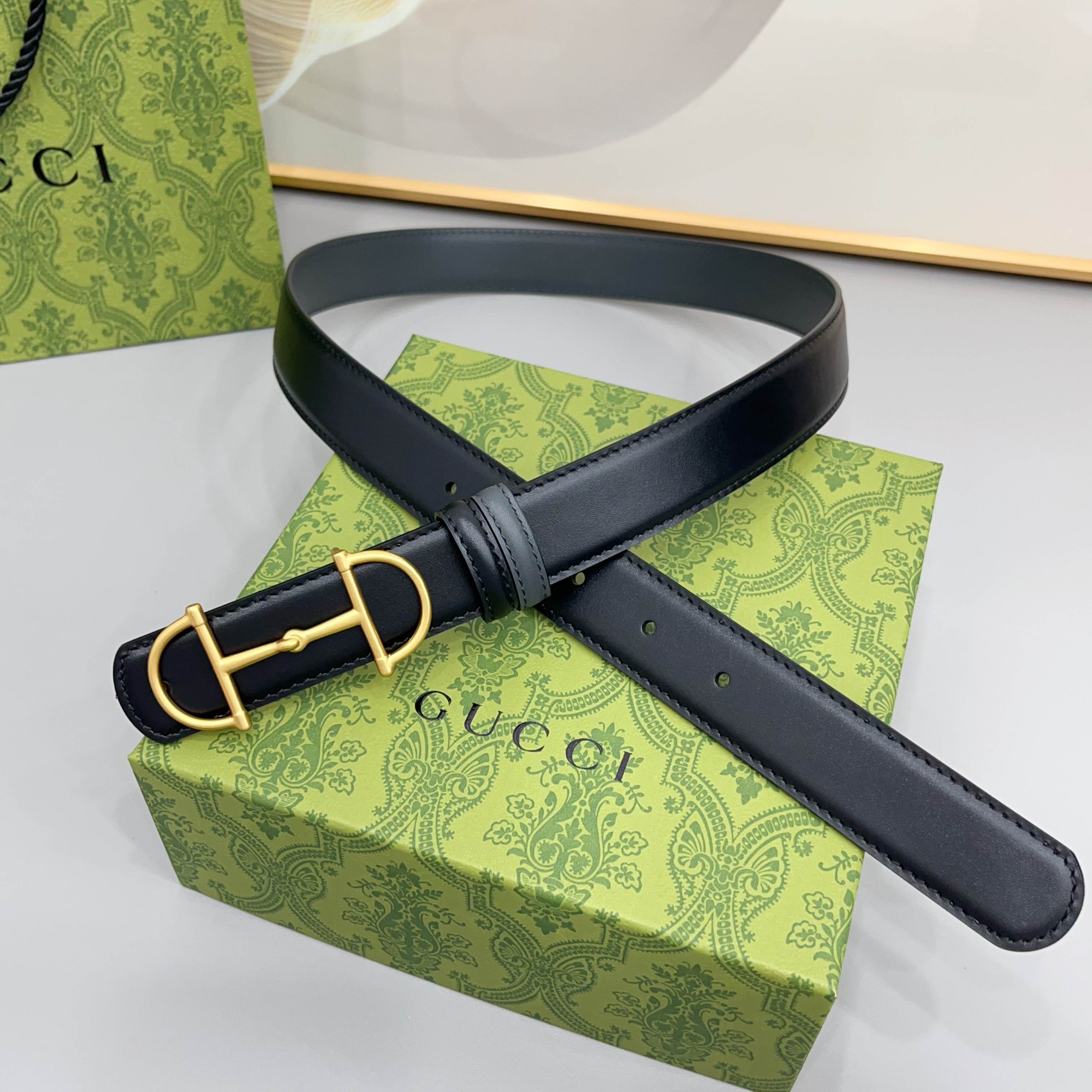 Gucci 古驰 3.0cm马刺是该品牌最受喜爱的标志之一，彰显了其与马术文化的渊源。这款可翻转的细款腰