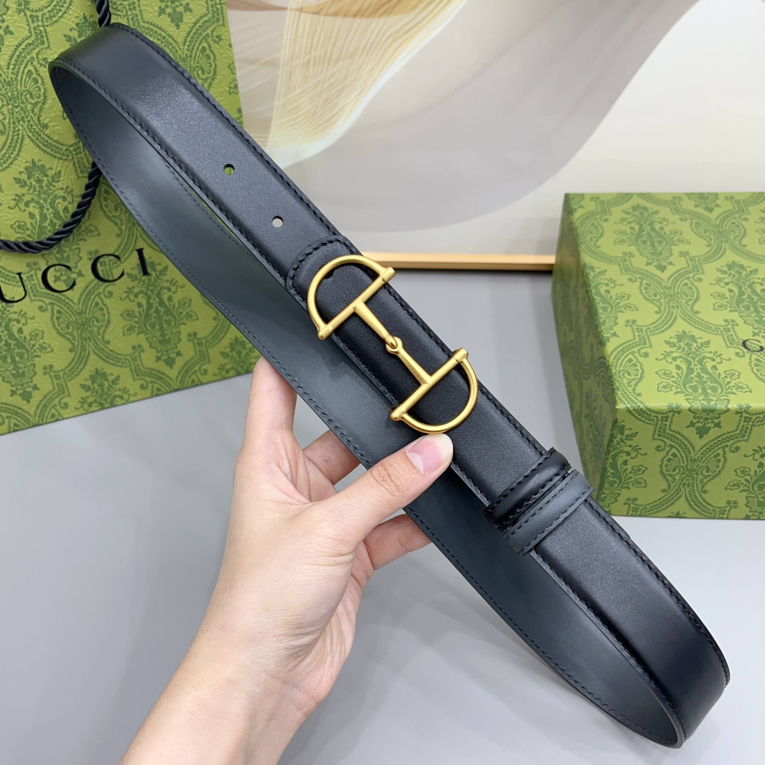 Gucci 古驰 3.0cm马刺是该品牌最受喜爱的标志之一，彰显了其与马术文化的渊源。这款可翻转的细款腰