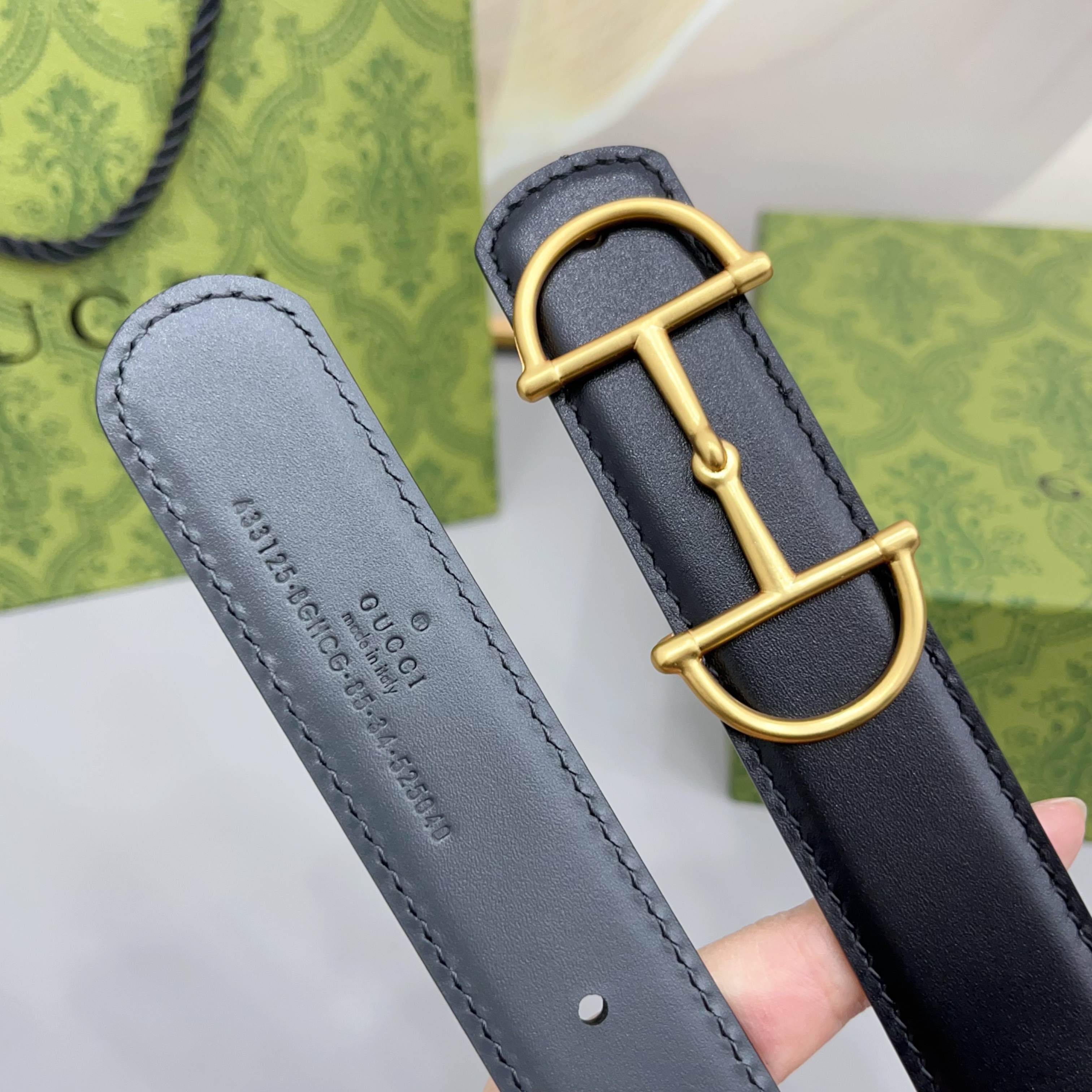 Gucci 古驰 3.0cm马刺是该品牌最受喜爱的标志之一，彰显了其与马术文化的渊源。这款可翻转的细款腰